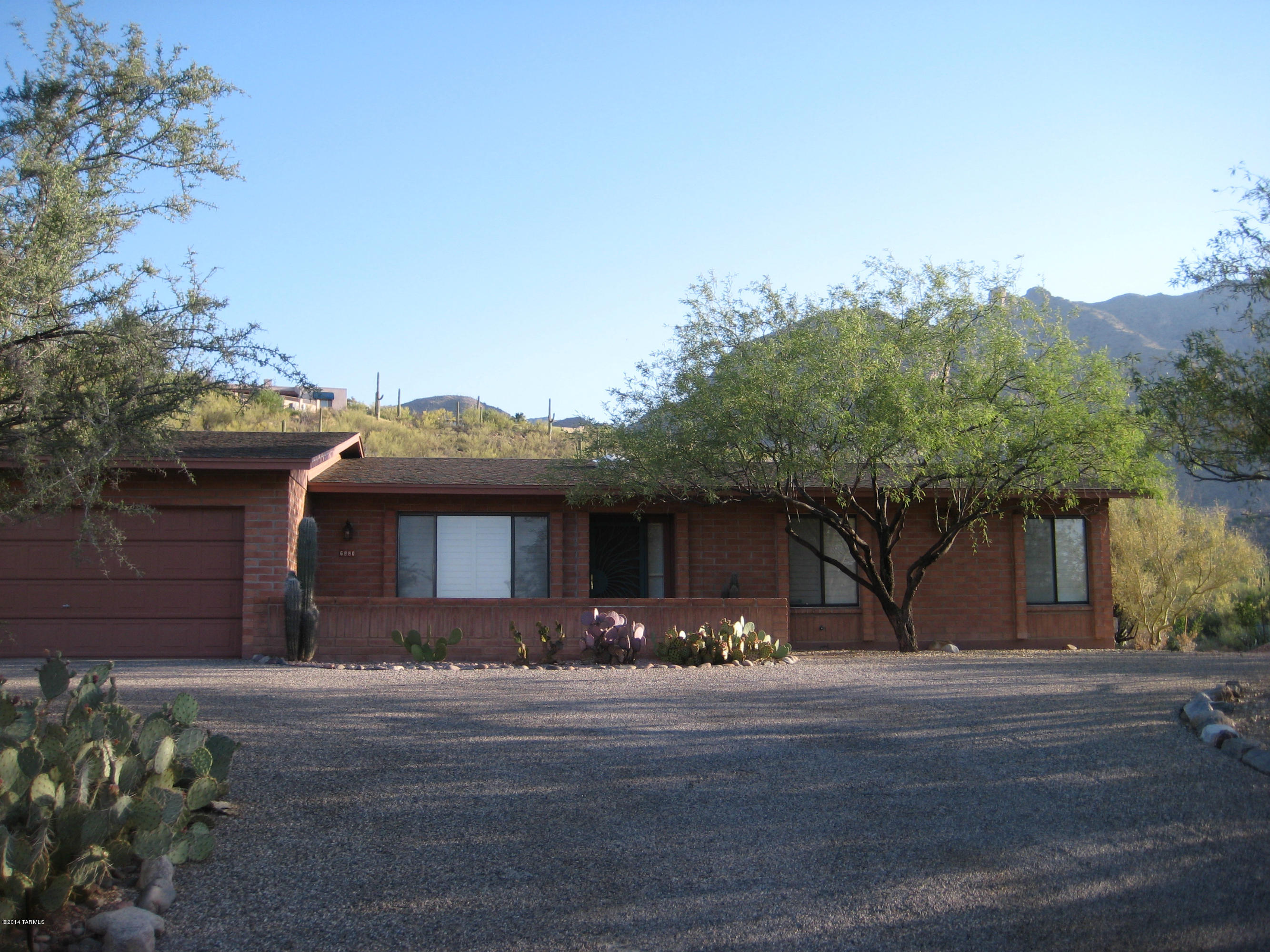 It feels like you could reach out and touch these Spectacular Mountain views! 3bdr/2ba home in Catalina Foothills, minutes to La Encantada. Formal Living
room/Dining room, spacious kitchen, family room w/fireplace, and wonderful covered patio w/canyon views.
