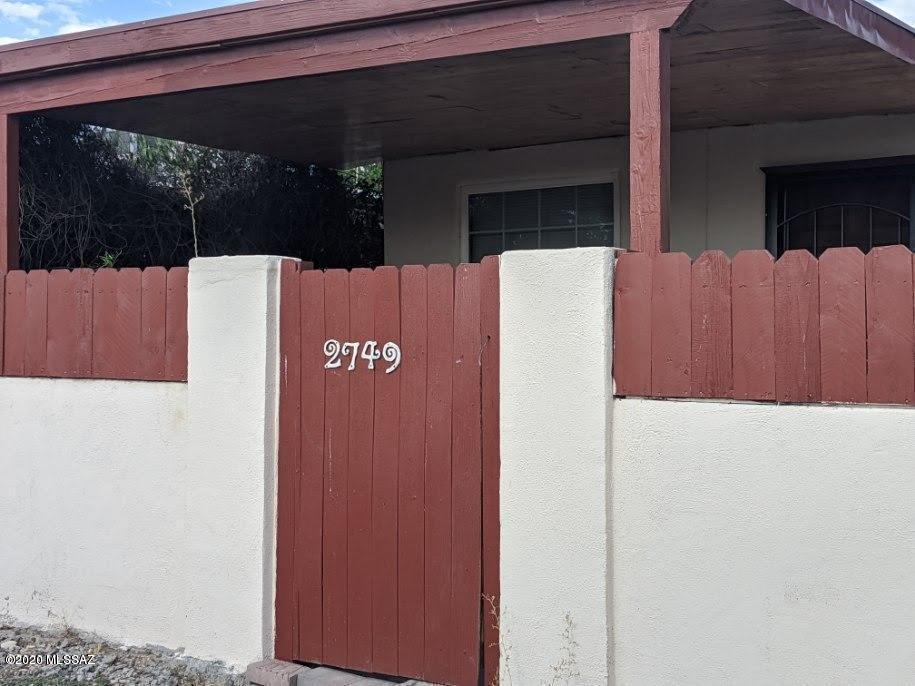 Beautiful home in central Tucson. Newly renovated. Must see to appreciate. Large & charming 3 Bdrm/2Bath just 2 mi.to U.A. Near bus Rte.,shopping & MORE! New tile and wood floors & counter tops. Covered patios & separate storage. Lots of potential on this lot w/room to build. Don't miss this opportunity to buy in Coronado Heights!