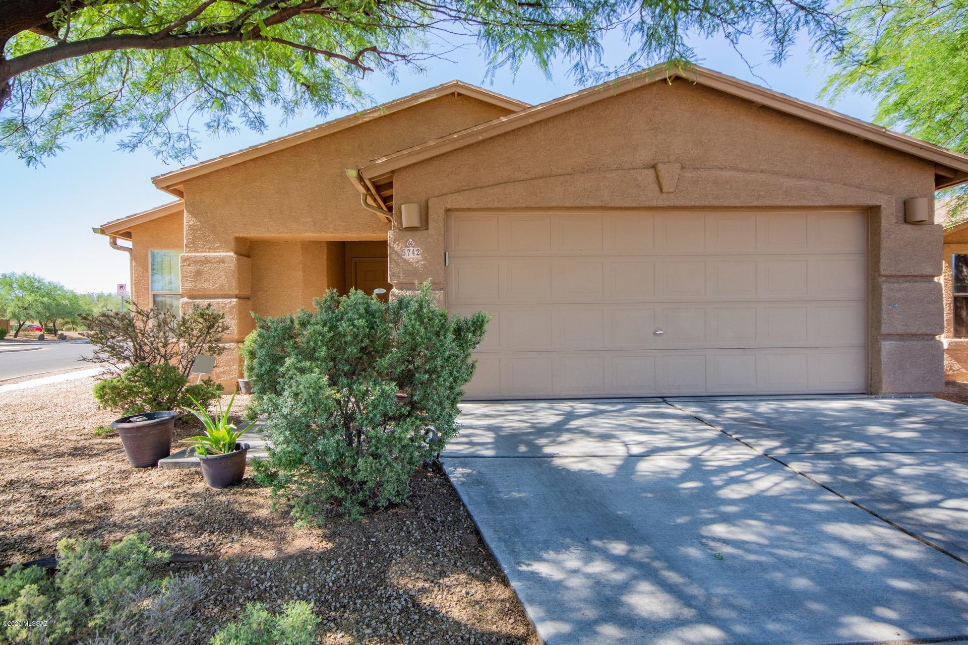 Great curb appeal home situated on a corner lot. Spacious great room floor plan w/welcoming palette, ceiling fans, window blinds, & patio access from great room. Stylish kitchen counters, dining area, upgraded lighting, & plethora of wood cabinets.  Plush carpet in all the right places, ample closets, 2 baths, & interior laundry room. Master retreat boasts his/hers closets & private en suite.  Pristine backyard setting w/a covered patio & synthetic turf.  This wonderful home will not disappoint!