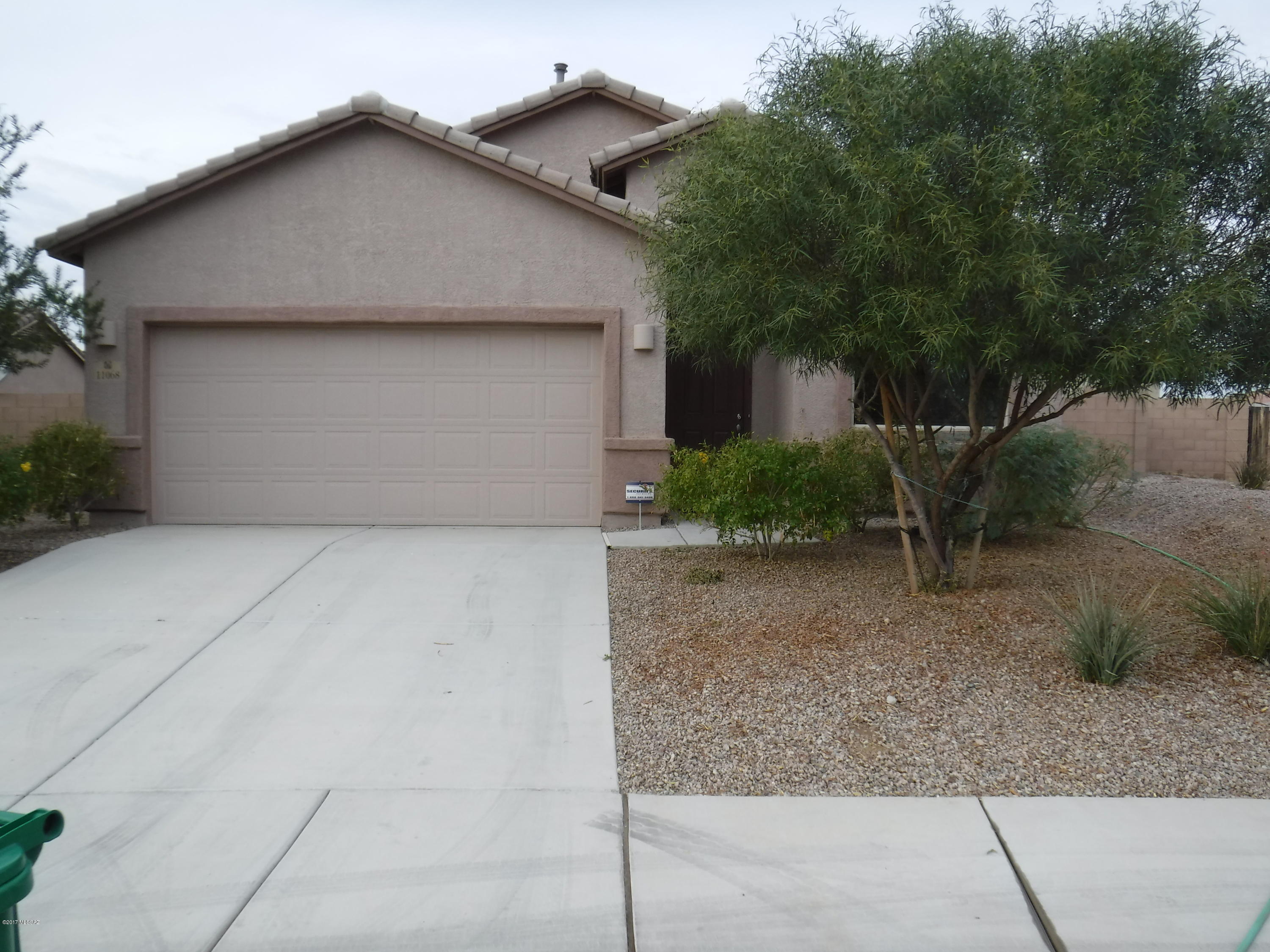 Nice home with easy flow floor plan and big back yard.  Partially furnished available on January 1, 2017.  Home has alot of carpet no pets.