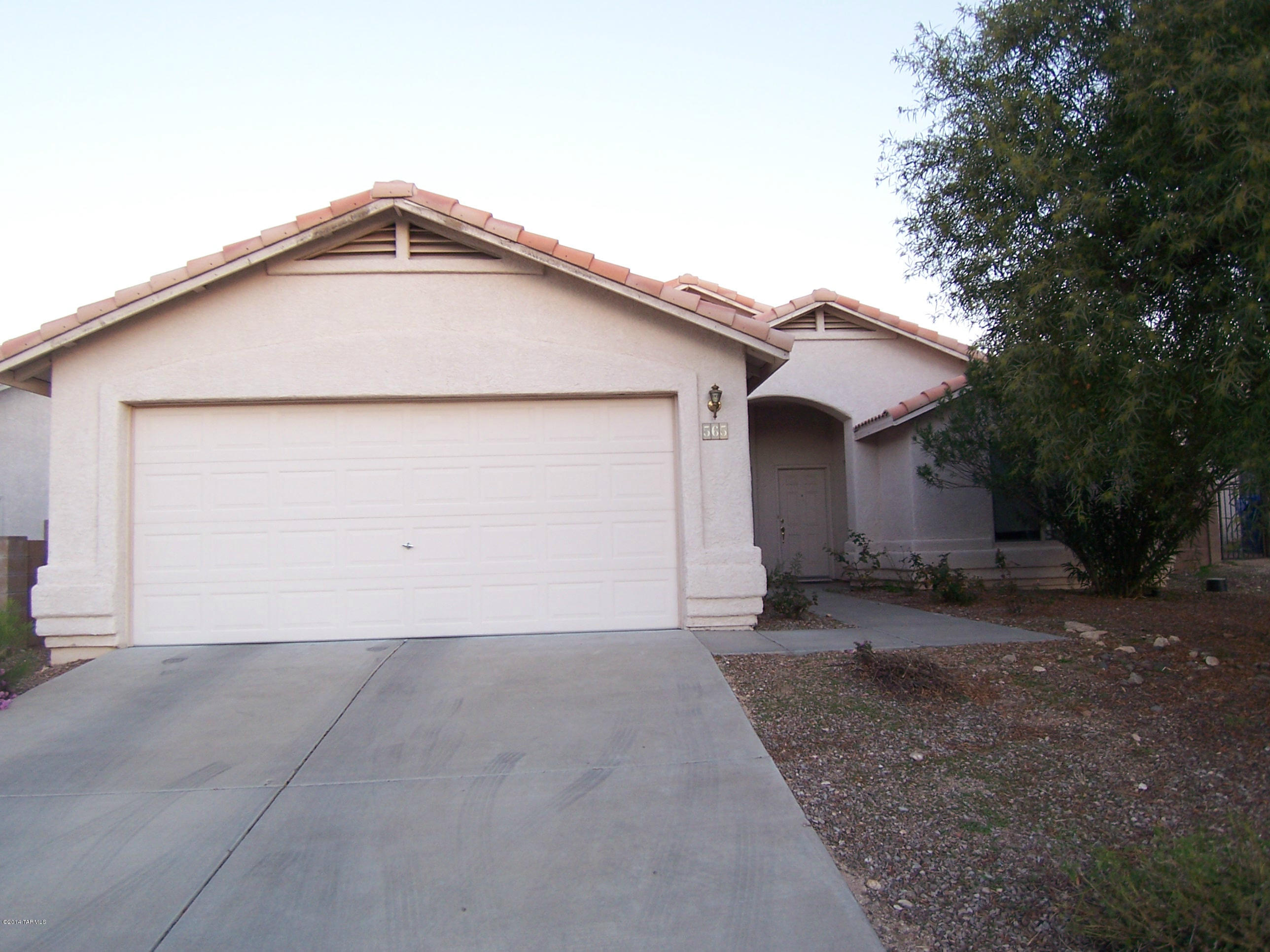 This 3 bedroom + den/ 2 bath split floorplan offers a contemporary kitchen, great room with fireplace, lots of closet space and ceiling fans! 2 car garage, walled backyard with lush grass. Washer/dryer hookups. Close to schools, parks, shopping and Saguaro National Monument East!