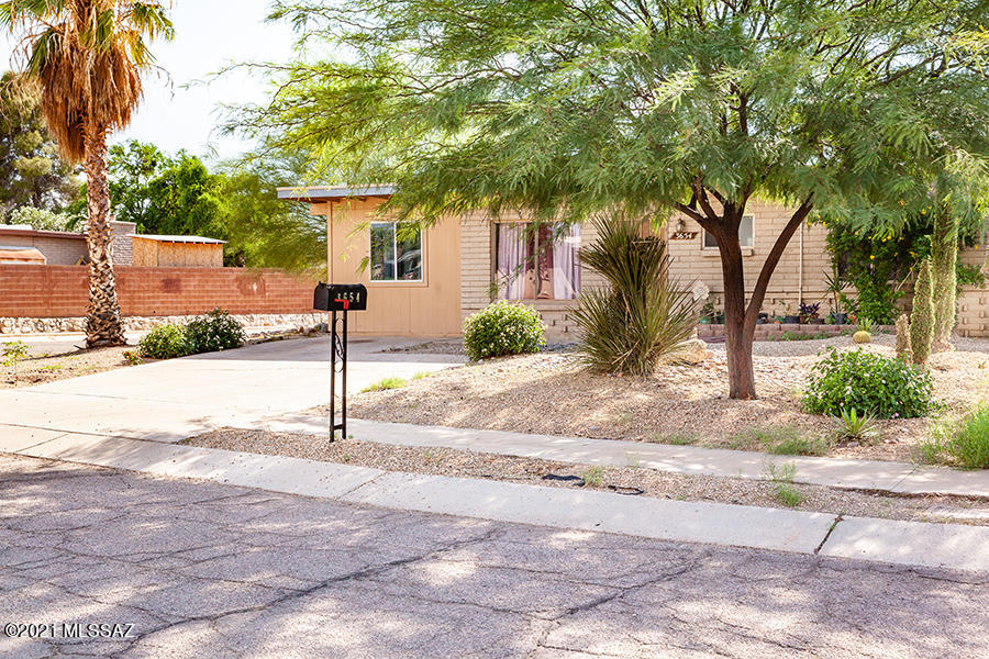 Check out this ready to move-in corner lot in Valley View East. This charming 3-bedroom,  1-bath home is one level, no steps  with spacious back yard. Enjoy the large covered back patio too.  Laundry room and storage are convenient too.