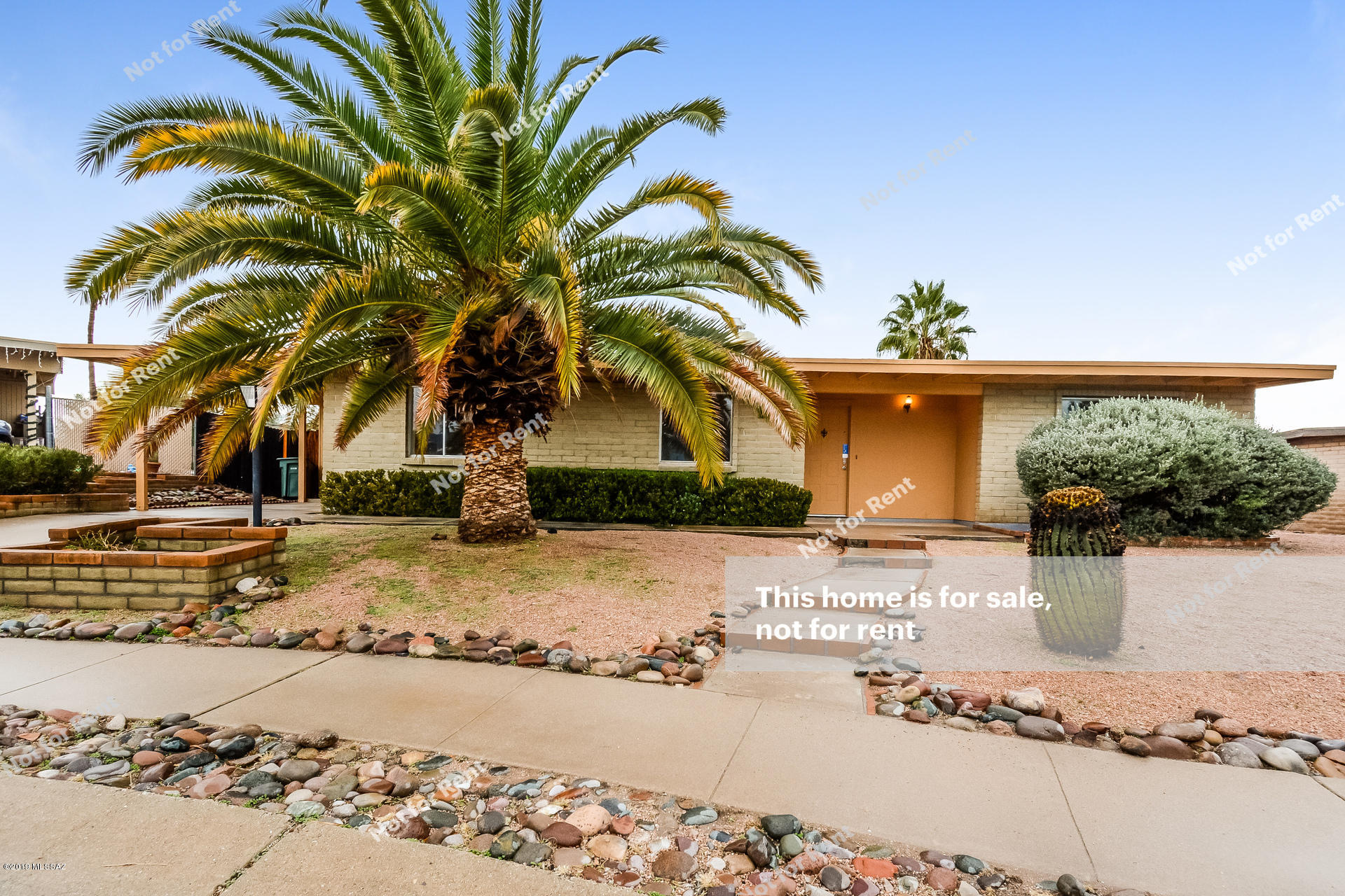 This Tucson home offers gas heating, a breakfast bar, a tile surround shower in the master bathroom, a fireplace, a patio, and a one-car carport.