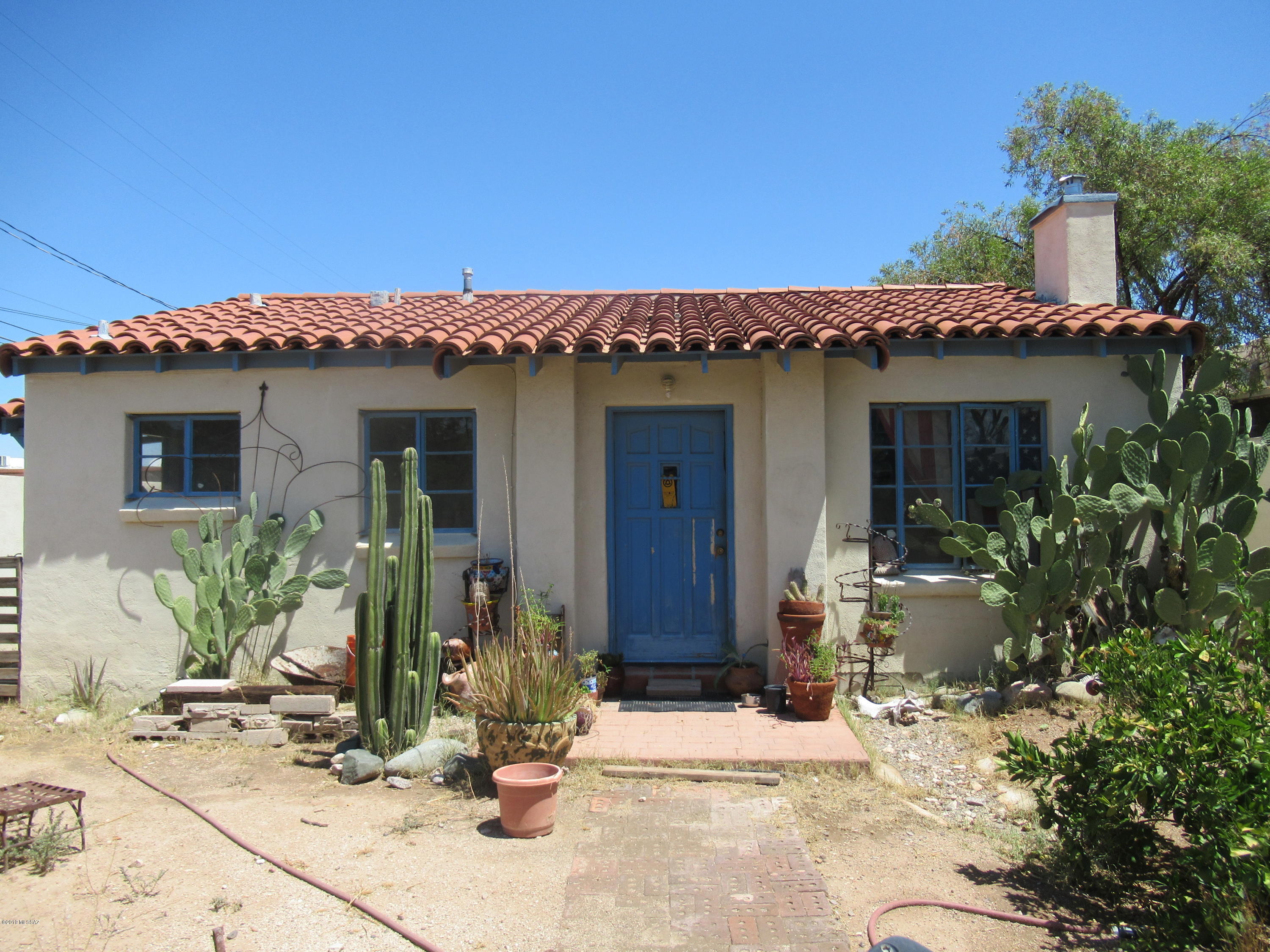 Charming downtown area home bursting with character. 2 br 2ba plus a 300 sq ft out building perfect for an artist or hobby. Fully fenced property with approximately 7 foot high walls for privacy. Plenty of room to securely store your vehicles etc. Front yard has been used for gardening as well. Please call to arrange a showing.
