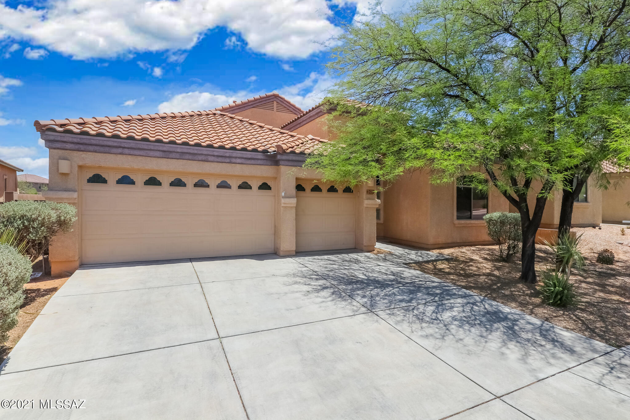 Seller Shall Entertain and Counter Offers between $300,000 - $325,000. Popular 4 Bedroom, 2 Bath Split Floorplan w/ 3 Car Garage. This Lennar Home in Desirable Star Valley Features Bright & Open Great Room w/ Vaulted Ceilings.  Gourmet Chef's Kitchen w/ Granite Countertops, 42'' Maple Cabinets, SS Appliances, Gas Range, Large Kitchen Island w/ Bar Seating as well as Eat-In Kitchen Nook. Bonus Room can be used for Den/Office/Game Room/Craft Room. Expansive Owner's Suite, Master Bath w/ Garden Tub & Separate Shower, Double Vanities & Walk-In Closet. Relax & Unwind in the Backyard Complete w/ Extended Pavers, Fire-pit, Covered Patio  & Wrought Iron View Fencing.