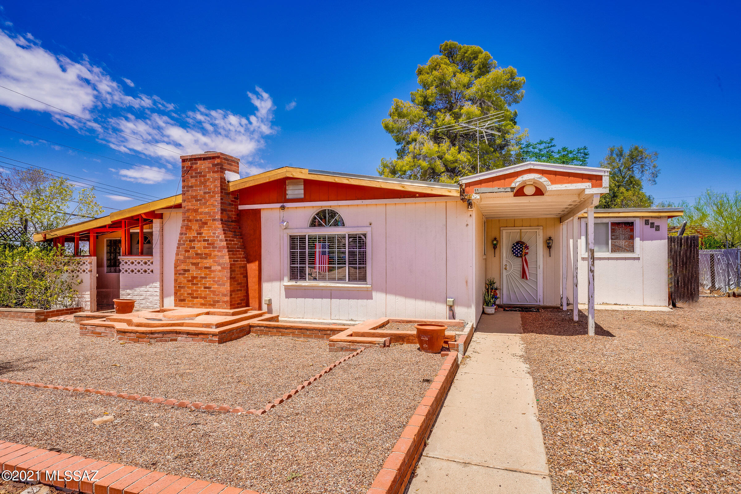 This cozy home just hit the market! This property has 4 bedrooms, 2 bathrooms and a den with a very large backyard oasis with mature trees. This home features a large master bedroom with a large walk in closet. Quaint updated kitchen and dining area along. Close to eateries, parks, schools as well as a straight shot down Broadway to the U of A. New roof June 2021. Spa is negotiable. 

This property is sold ''AS IS''