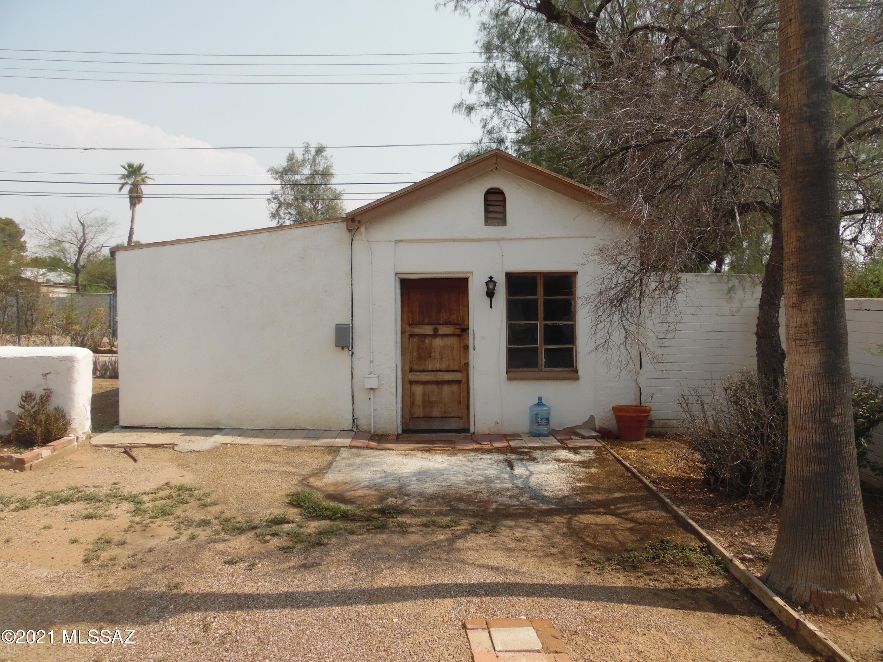 Incredible 1 bedroom 1 bath guest home close to the University.  Easy access, close to campus, close to the Medical Center, close to shopping and entertainment. Call today.