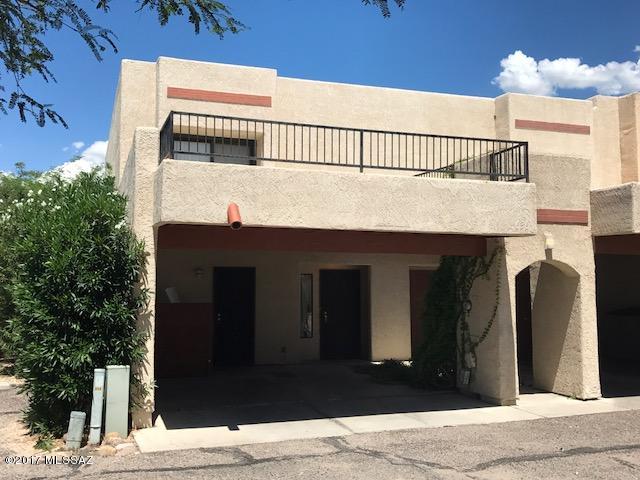 Adorable 2 bedroom town home in fabulous location! Close to shopping and dining!  Features large great room, corner lot wit