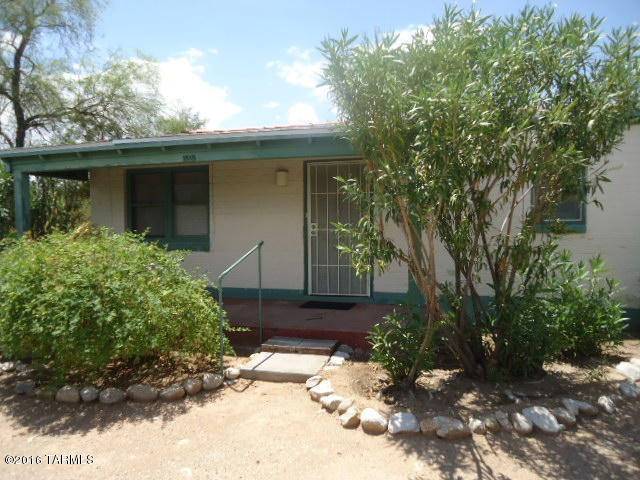 This is a one bedroom one bath end unit. 1 of 10 units in a very quaint neighborhood. All appliances and WATER SEWER AND TRASH INCL.