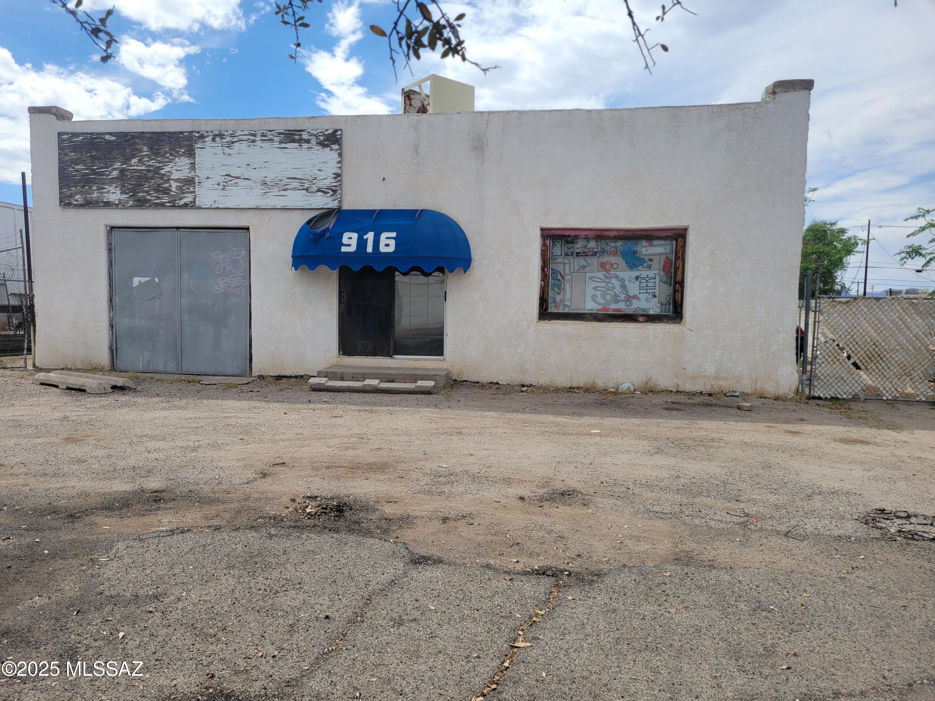 Centrally located easy access to freeway, shopping. Ideal for investors, prime location, needs lots of TLC.