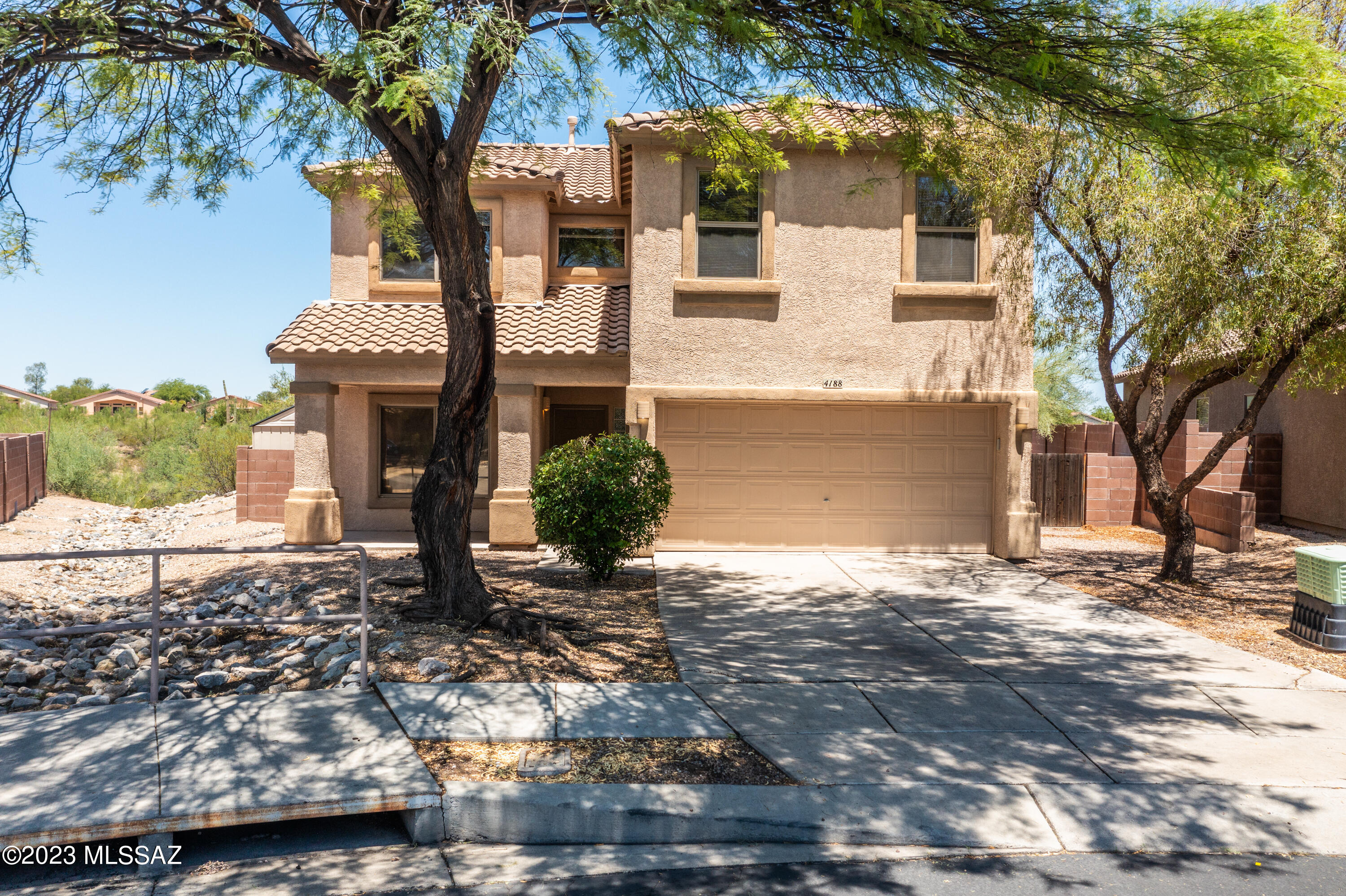 Panoramic mountain & City views from this beautifully updated, move-in-ready home located on private cul-de-sac lot! Soaring ceilings, new wood/tile flooring on lower level and newer carpet upstairs. Fully remodeled kitchen with custom cabinets. Spacious kitchen with lots of storage and gas range. Newer appliances. Loft area makes great office or play/media room. Split bedroom plan with three good sized bedrooms and large master suite with double door entry, huge walk-in closet, dual sinks and garden tub
Home backs to common area and overlooks the valley with completely unobstructed city & mountain views in all directions. One of the best lots in the subdivision. Gated community and community pool too!