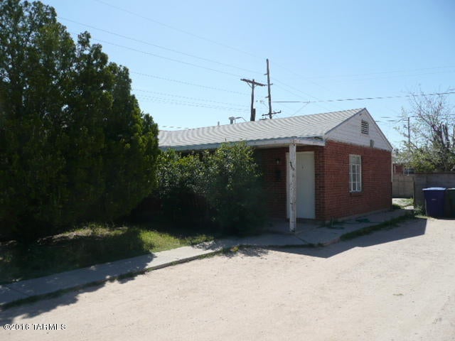 Spacious 3 bedroom with Huge fenced yard and covered patio. Perfect for kids and pets. Walk to schools, bus lines and shopping. Gas heat and HW, evap cooled for economical operation. Big bedrooms, nearly 1000 sq ft! Dont miss this one, Call TODAY!!