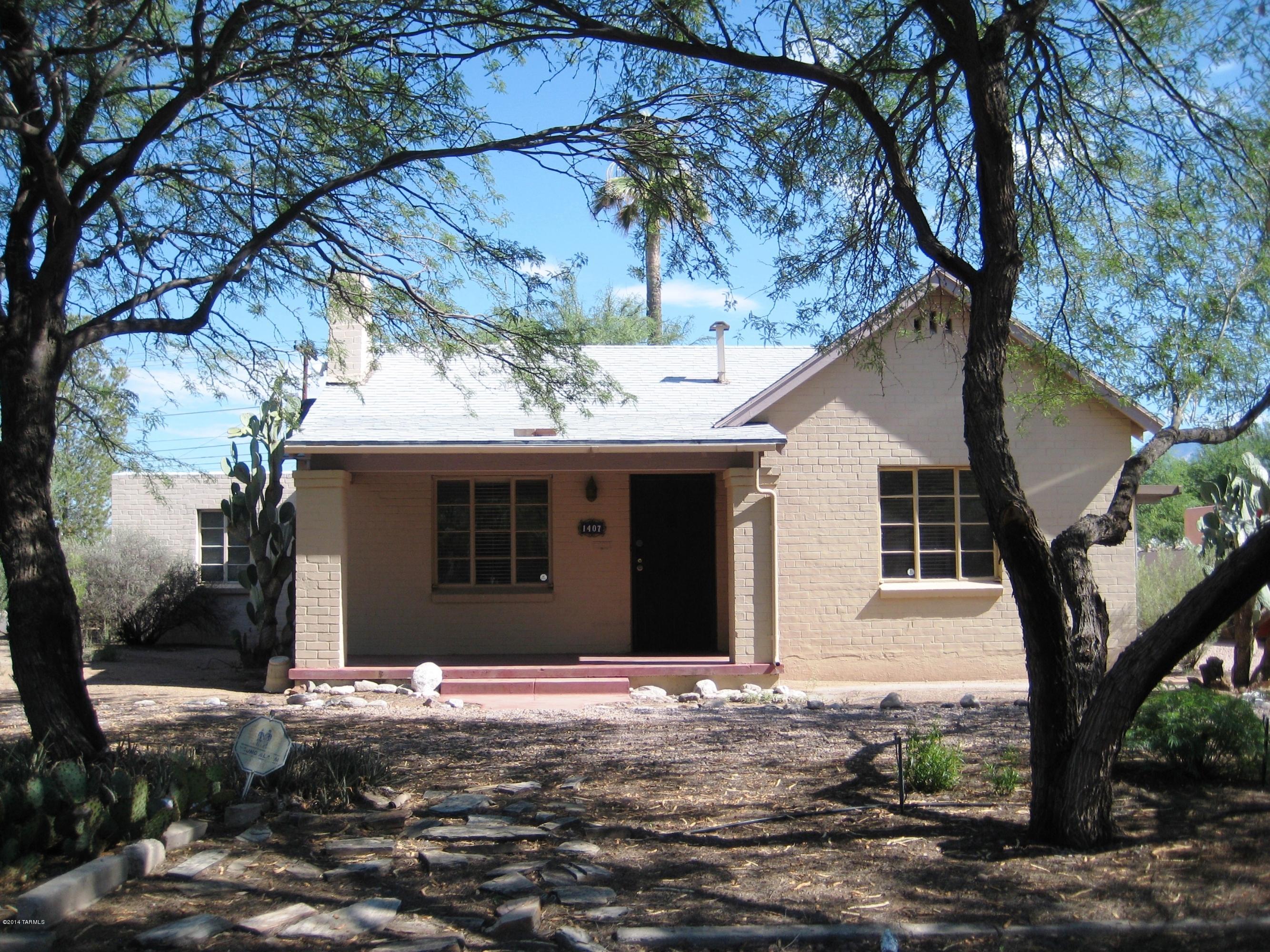 Fabulous 3/2 in Central Tucson! Relax by the Fireplace in the Bright/Open LR, Dining Room off Kitchen, Split bedroom floor plan and Greatroom w/slider w/
backyard access. Extra shed for storage!