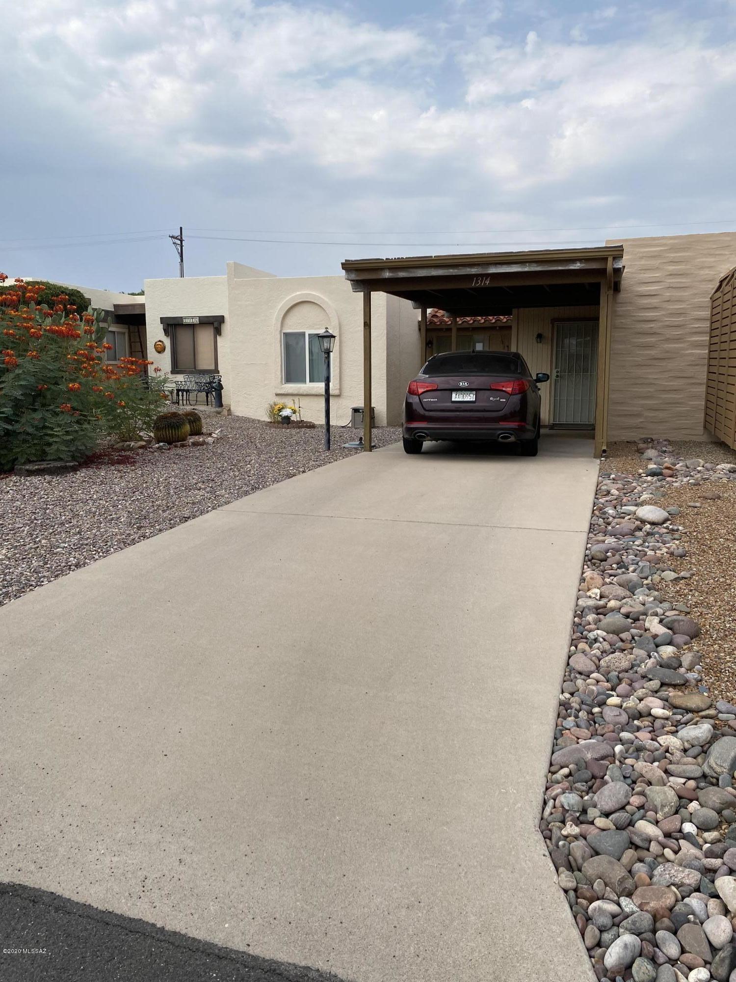 Nice 2 bedroom 2 bath  Townhouse close to restaurants, shopping, recreation facilities and 
medical services. Located in a quiet and comfortable subdivision. This home offers low maintenance and convenience as you always envisioned a Southwest lifestyle should be.