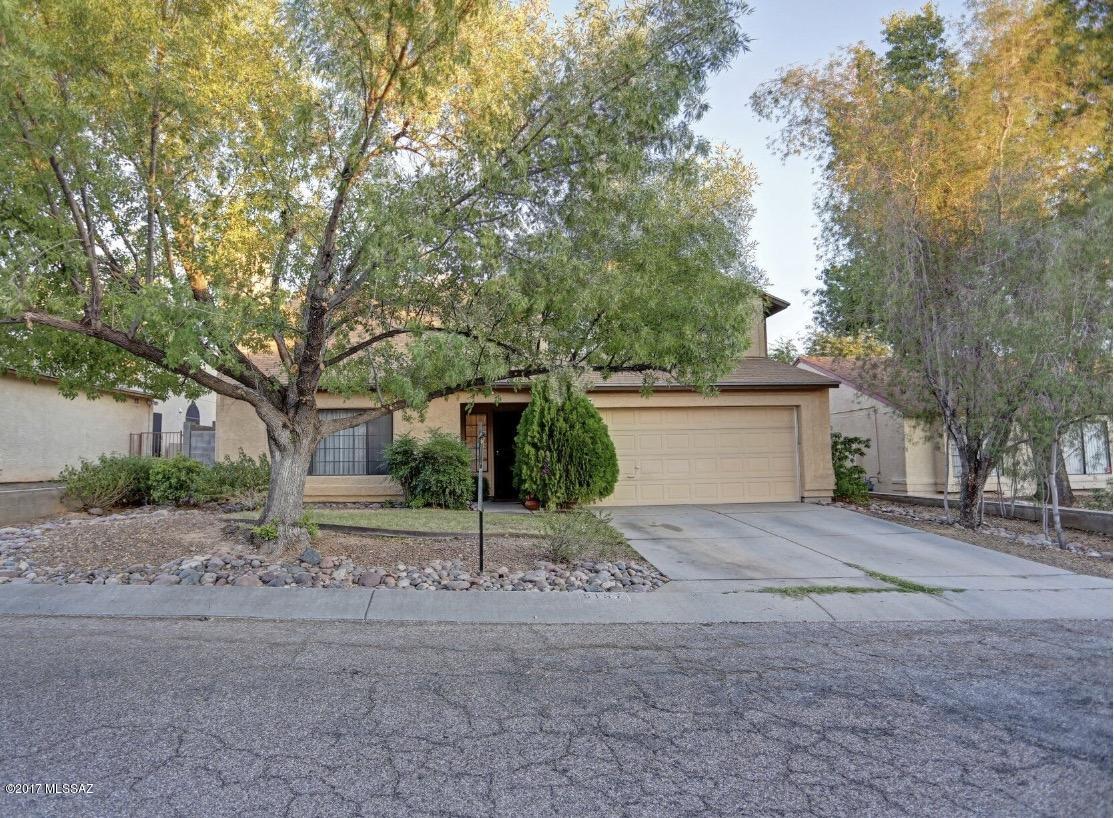 This 5 bedroom 3 bath features a bottom suite with full bath, perfect for guests or for private split bedroom concept. This home has beautiful natural light throughout with soaring vaulted ceilings and ceiling fans throughout. Cozy up to the family room fireplace and entertain in the formal dining area. Large backyard with mature landscape and extended back porch for a outside entertainment. Lovely front yard features beautiful mature trees and grass creating an inviting entry.