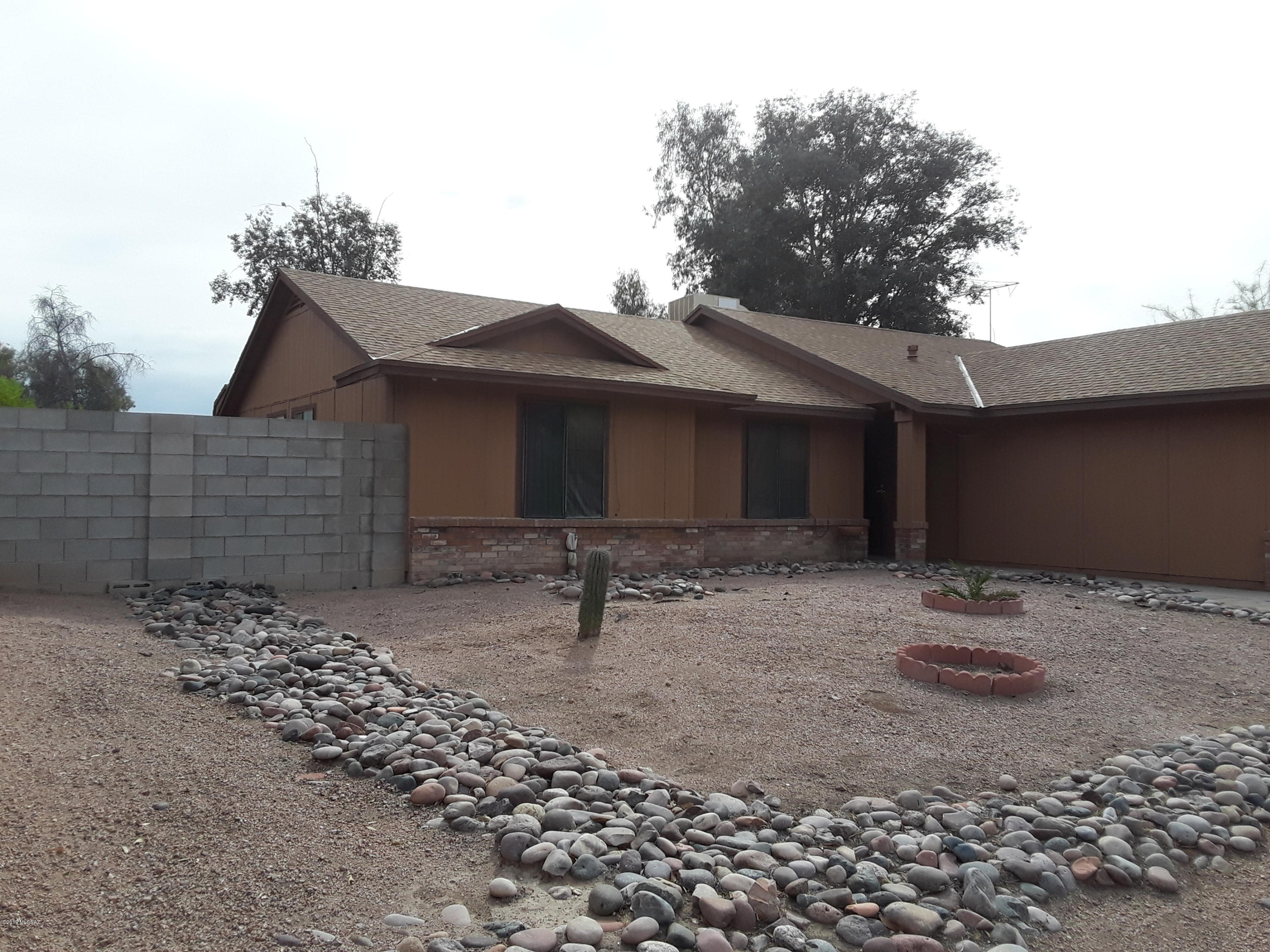 Nice home on a large 1/4 acre lot with a low HOA. newer roof and hose has had poly pipes replaced. large storage room and large covered patio. Tucked away in a quite area of Midvale.