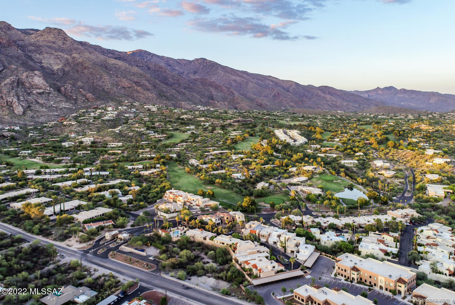 3 bedroom, 2 bath townhome in sought after community of Skyline Country Club. Home is open, bright and cheery with high ceilings and window walls that look out to majestic mountains.