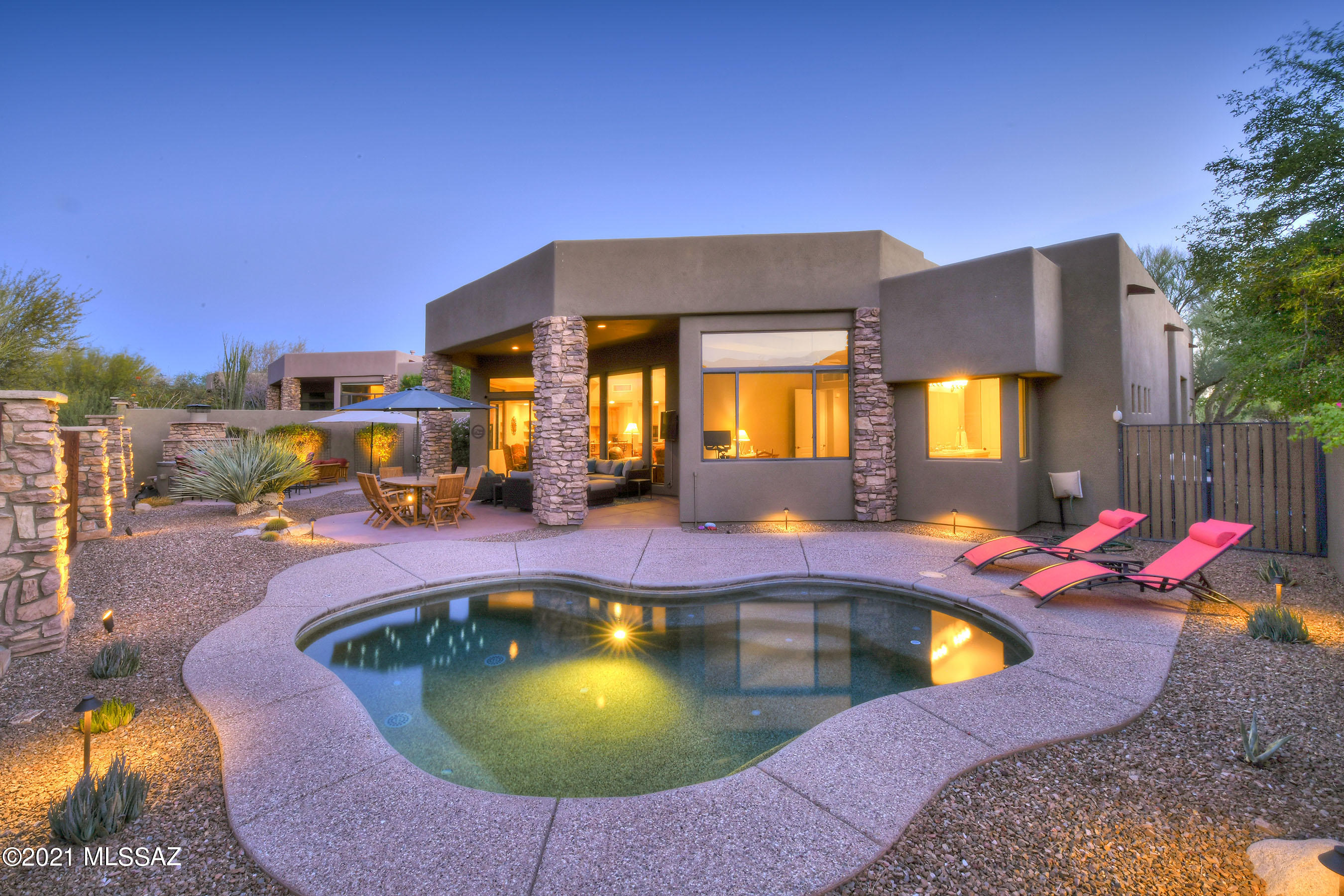 * GOLF VILLA IN SOLANA* PERFECT VACATION SPOT- BORDERS GALLERY NORTH COURSE...RIDE/WALK TO GOLF COURSE/FITNESS CENTER/RESTURANT!GREAT SEASONAL HOME- ALL FURNISHINGS AVAIL FOR SALE- COULD BE TURN KEY! NESTLED @BASE OF THE TORTOLITA MTNS- SURROUNDED BY LUSH DESERT/AMAZING MTN VIEWS...TONS OF HIKING/BIKING TRAILS & CLOSE TO 5 STAR* RITZ CARLTON RESORT! SW CONTEMPORARY DESIGN OFFERS WONDERFUL ''GREAT RM'' CONCEPT- OPEN TO KIT/DINING/OUTSIDE PATIOS! SOARING CEILINGS,STONE ACCENTS THRU-OUT! ''RESORT STYLE'' BACKYARD- HEATED JETTED SPOOL, ALFRESCO KITCHEN/BBQ BAR, & COZY STONE FP W/CHAT AREA TO WATCH THE EVENING STARS & VIEW FENCING TO ENJOY THE SAGUARO STUDDED MTNS! 3 SPACIOUS BR EN-SUITES + PLUS POWDER RM, CUSTOM ''LIBRARY/OFFICE BUILT IN BOOK CASES, ALL FRESHLY PAINTED, NEWER HVAC UNITS!