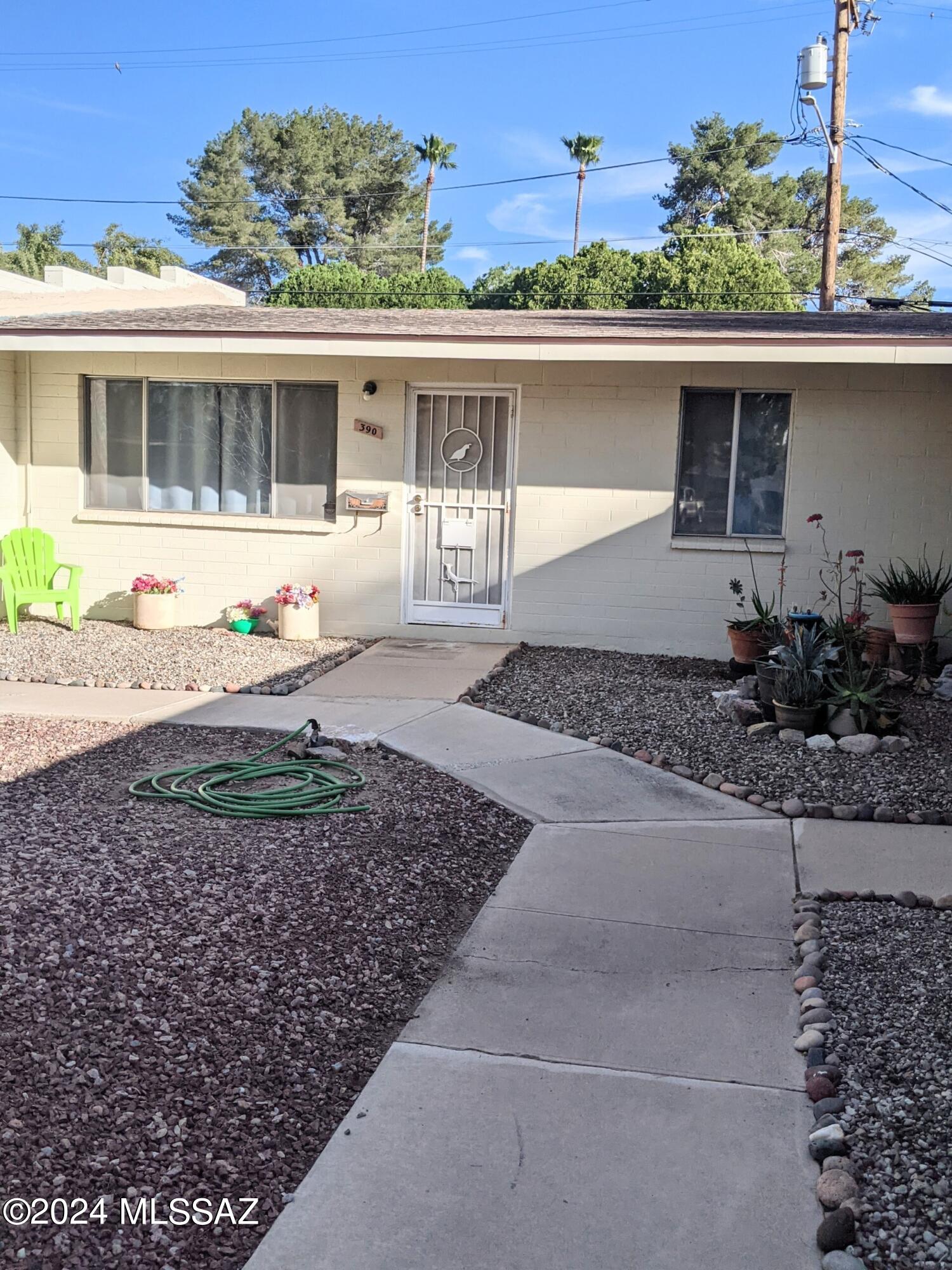 Extra clean 1 bedroom plus den & 2 bath townhome, this property offer extra large kitchen with eat-in dining area, wood laminate flooring and tile throughout, ceiling fans, Arizona room with laundry. This townhouse community has Community pool and rec center. This townhome is clean and ready now.