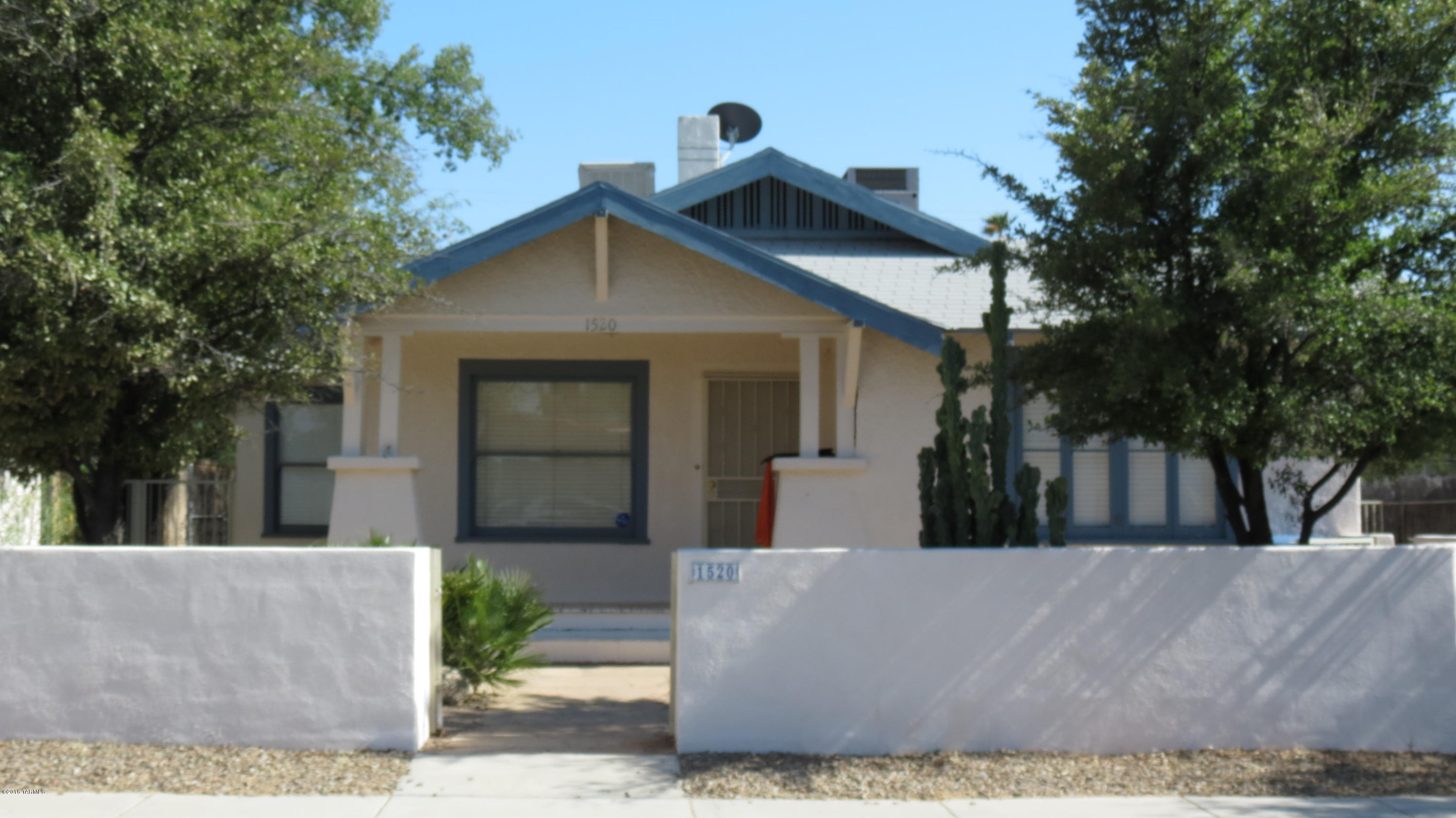 Awesome 1930's Bungelow near University of Arizona, 2 bedroom 1 bath home with lots of charm. covered patio, large yard, wood floors, this home is close to University Hospital, bus lines, shopping, restaurants and much more. This home will be clean and ready 08/31/2017.