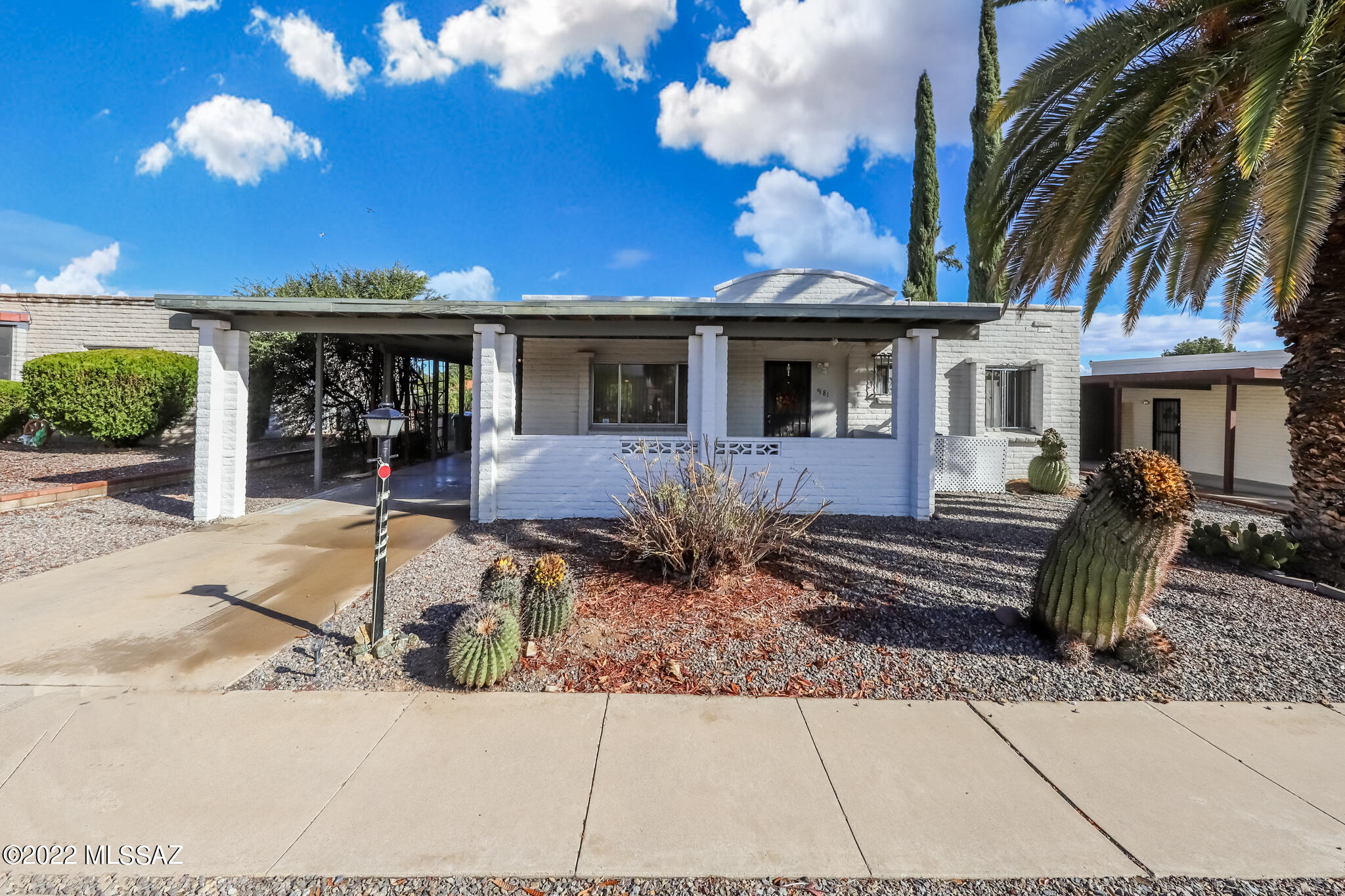 New Year, New Home in sunny Arizona! If you're looking for a permanent new home, or a great low maintenance seasonal home in the heart of Green Valley, this may be the one! Well maintained, all tile, enclosed AZ room, citrus tree, and a peek-a view of the beautiful mountains from back yard. Close to shopping, Green Valley hospital and freeway.
