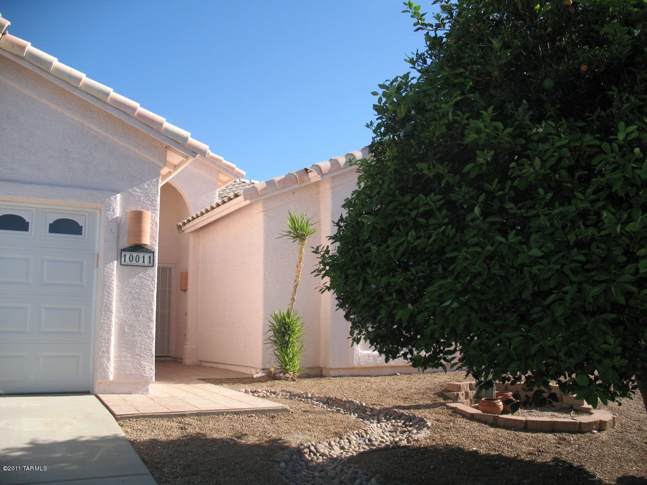 Rare quality Rita Ranch Rental on Large CORNER Lot.This great four bedroom two bath house is ready for rent,High ceilings, light and bright and open. Spacious living and family rooms. Enjoy your summers outside with a sparkling pool, and covered patio, fenced in and access to a 10x10 storage shed available for tenant use. This storage shed is a perfect work space with fan and ample electric outlets.
Garage has EXTRA Storage, and custom built in cabinets, also enjoy the comfort in knowing your landscaping is on a timer.  ASSISTIVE PETS ONLY