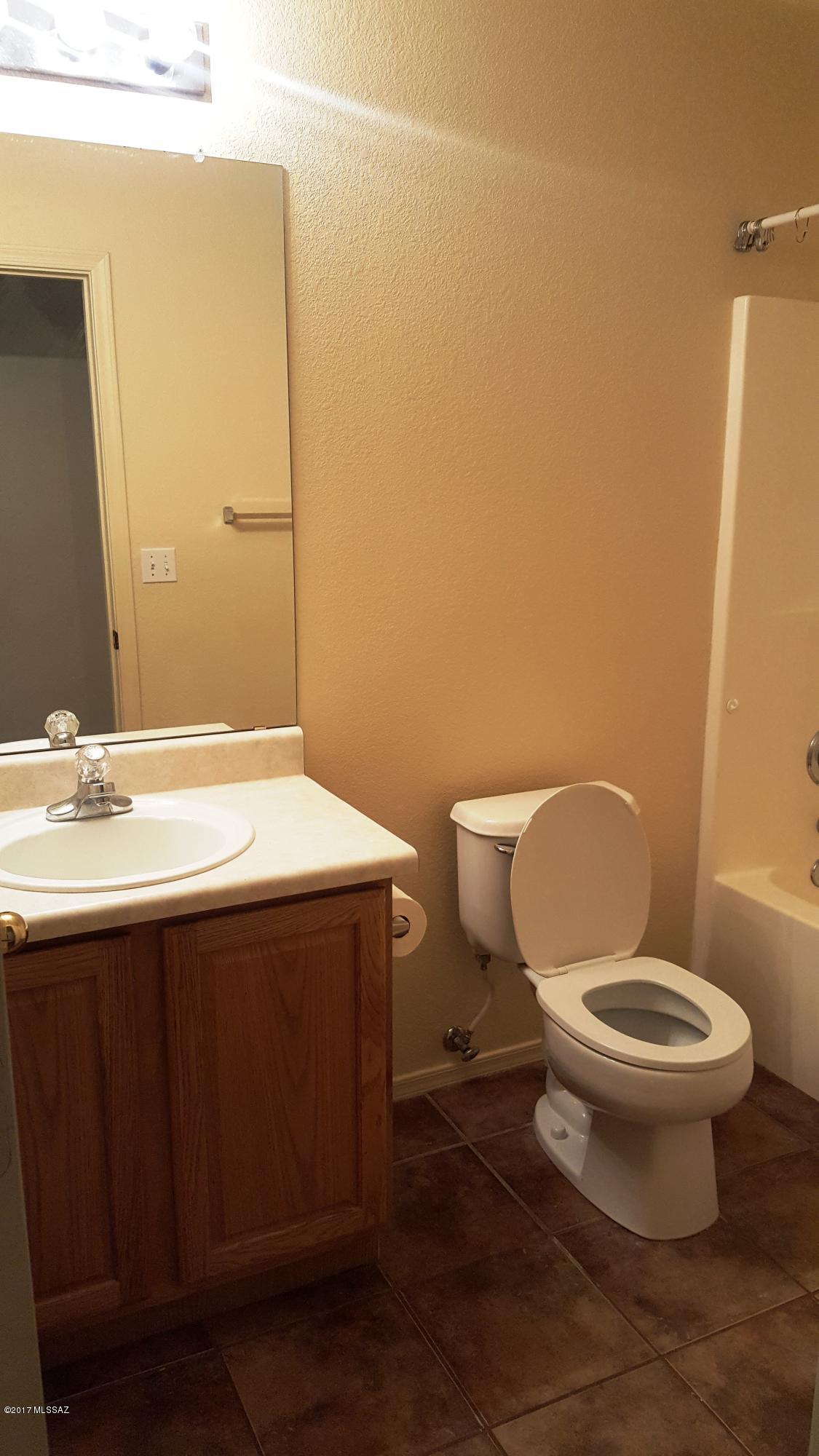 Hacienda Del Oro (1-879) - Residential Lease