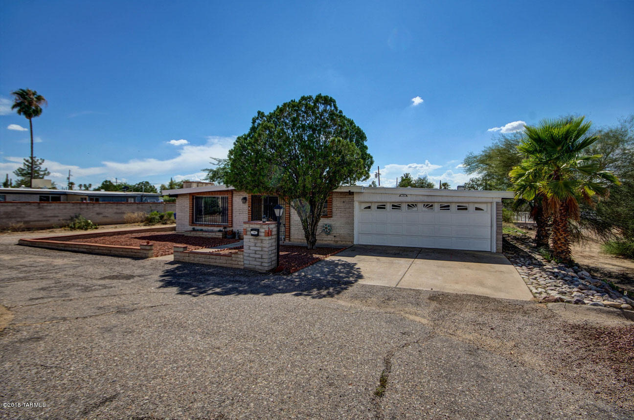 Price range listing – Seller will accept or counter offers between $139,900 and $149,900. OPEN HOUSE SAT 9/5 FROM 9:30am-12:30pm. Entertainer’s Delight! Don't let the location fool you! Must see!!! This beautiful home sits on a .3 acre lot, which backs to a wash for added space and privacy, perfect for Rv’s, Toys, workshop, additional parking or anything else your buyer may be looking for! This home is open and bright with a spacious updated kitchen, updated bath,spacious living room with fireplace and built-in shelving, new paint and new flooring. Extended covered porch, 2 car garage w/ wet bar and much, much more! Seller will provide a 1-year 2-10 home warranty.