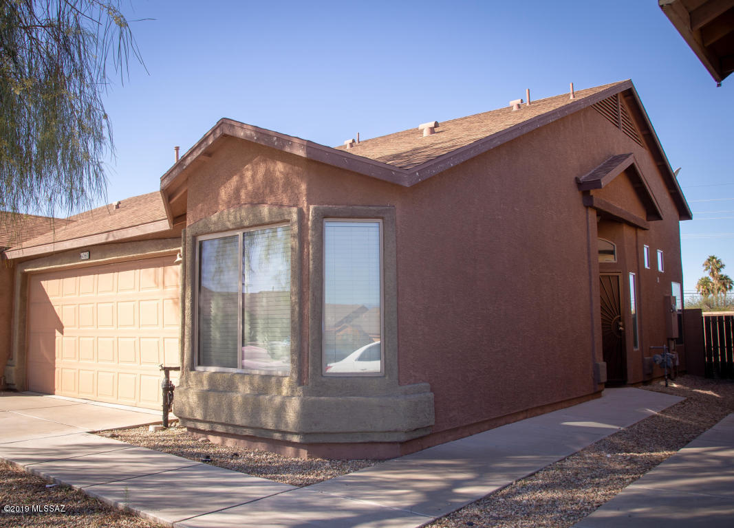 Ready to occupy! High ceiling Great Room,
split bedroom, 2 bath, 2 car garage, just the right size back yard for a townhouse.
Campbell/Valencia area.