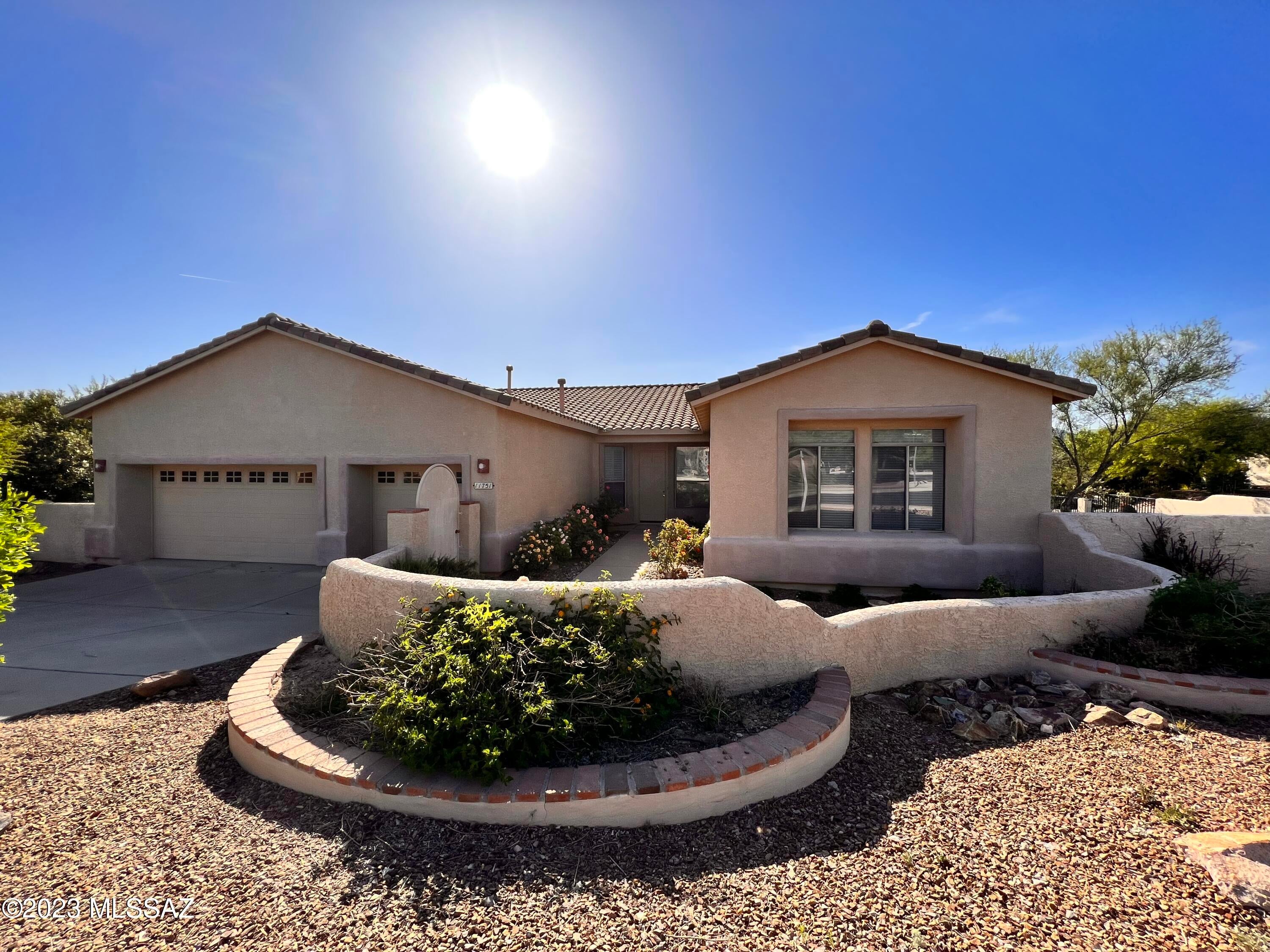 Spacious 5bdr/3ba single story in Oro Valley! Open/bright kitchen overlooks Family Room w/ FP, split bedroom floorplan has Two Primary Suites (one w/private
entrance). Big backyard is great for Wild Life watching and has covered patio.