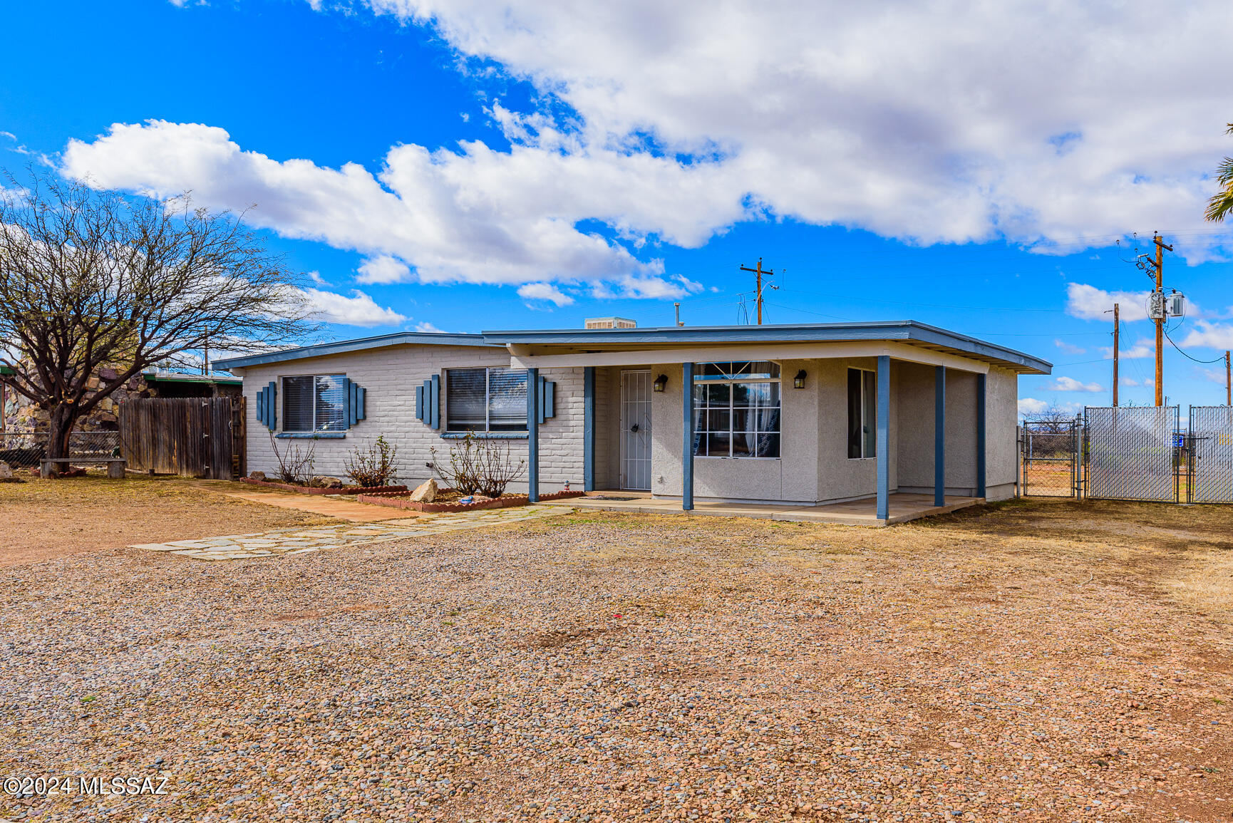 Move in ready 3 bedroom 2 bathroom home with new carpet and paint. Sellers are licensed Real Estate Agents in the state of Arizona.