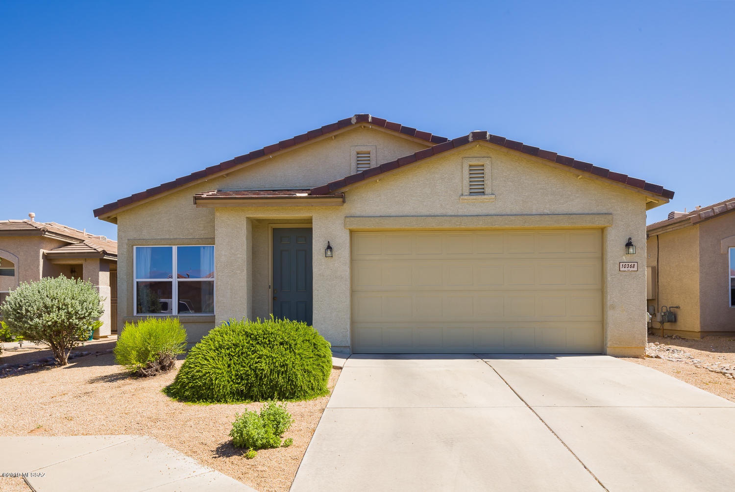 Move-in ready in Mesquite Ranch! Formal living & dining lead to the large eat-in kitchen with plenty of counter space, stainless appliances. Stay cool in the summer under the oversized porch. 2 community pools & easy access to Houghton Rd. Vail school district. Come see all the Vail area has to offer!