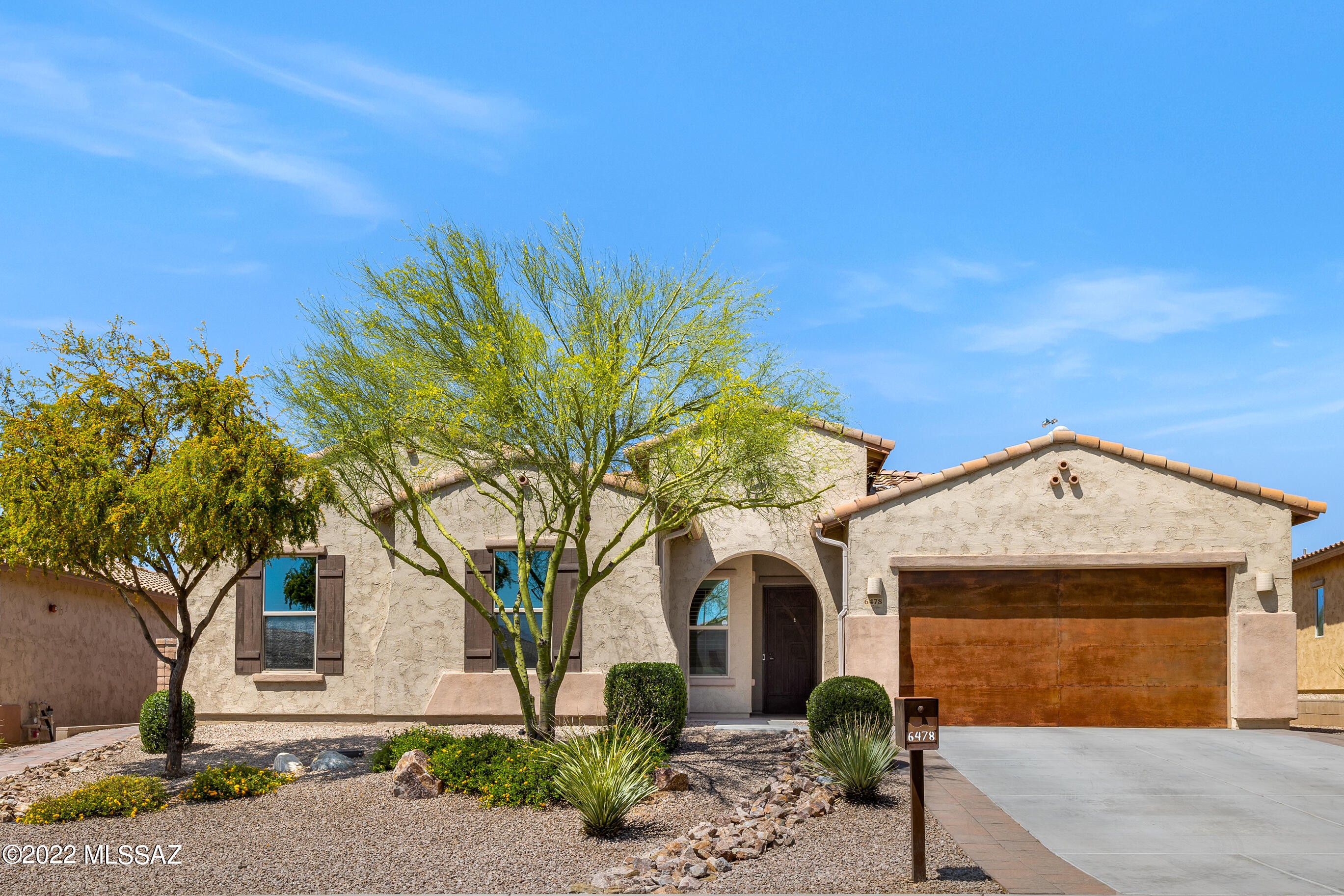 Seller will consider offers between 750-800k. Fabulous gated Los Saguaros At Dove Mountain Meritage Home. Beautiful natural desert landscapes, several hiking trails, world class golf at near by Gallery/Ritz golf courses. Wide open floor plan with high ceilings, open kitchen to greatroom. Beautiful wood look porcelain tile throughout. Five bedrooms, split, plus wonderful den, or second family room. Beautiful eat-in kitchen boasts staggered cabinets with 42'' uppers, crown molding, dove tailed drawers, stainless appliances, including double ovens, five burner gas cook-top, granite counter tops, double sink, large island with room for bar stools,  walk-in pantry and separate built-in desk. Fabulous low care rear yard with pavers, large pool, turf area and terrific mountain views. Owned solar.