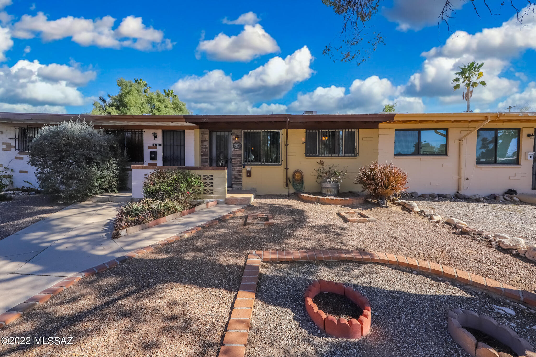 Charming 1bed and 1 bath plus a den! This home features custom cabinetry, newer appliances, outdoor bar, and much more. It is only minutes away from the Tucson airport, The U of A, and the I-10.