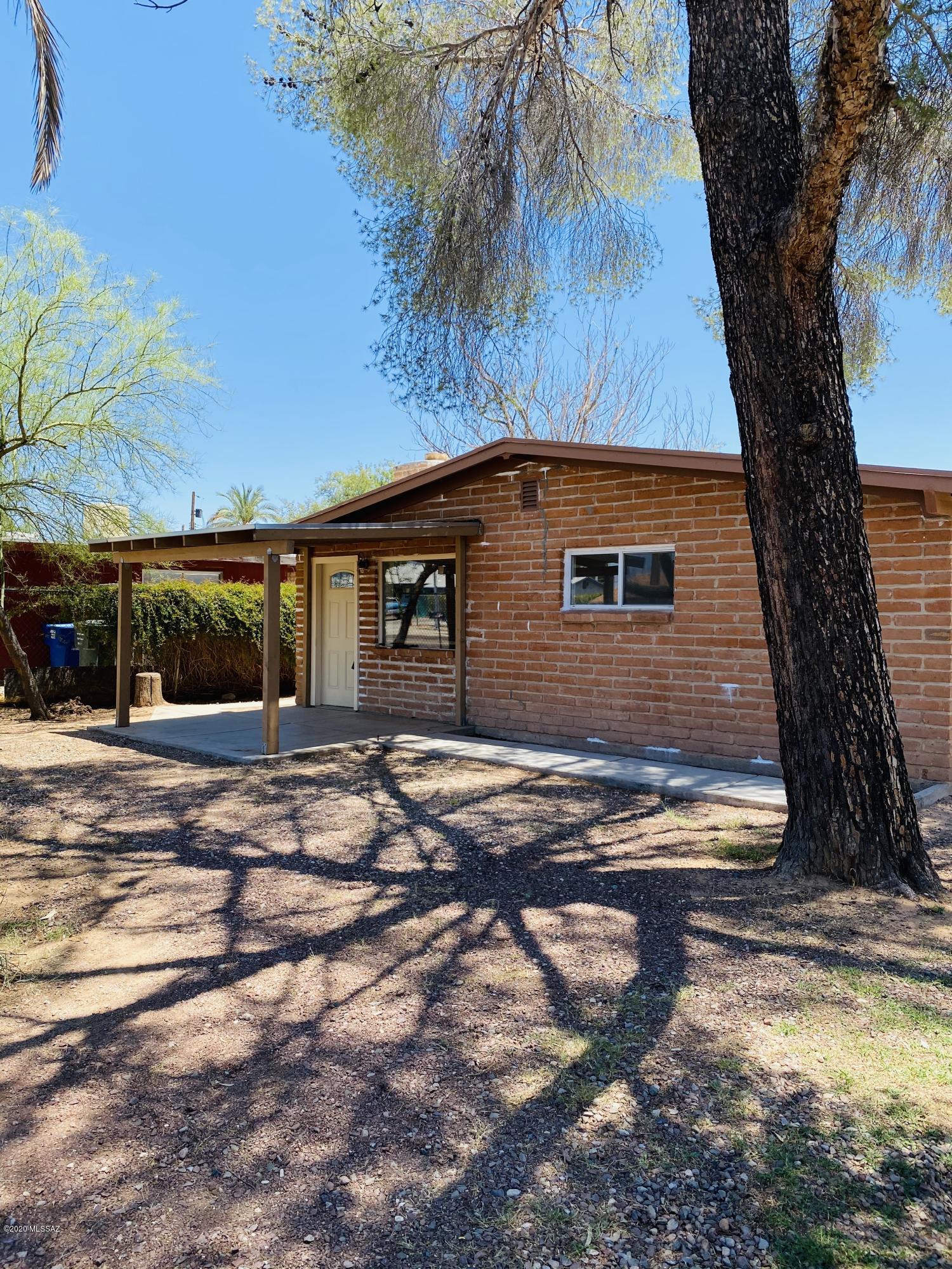 Beautifully updated home with 3 bedrooms 2 baths,
Great Room, Large Storage in back that could be a HUGE workshop and addition 3 covered parking
spaces. Polish concrete floors throughout the house,
cozy fireplace, updated fixtures, 2019 AC and large yard with mature trees.
Located in a quiet neighborhood, near schools, parks
shopping and close to Aviation Hwy for easy access to downtown & I-10.