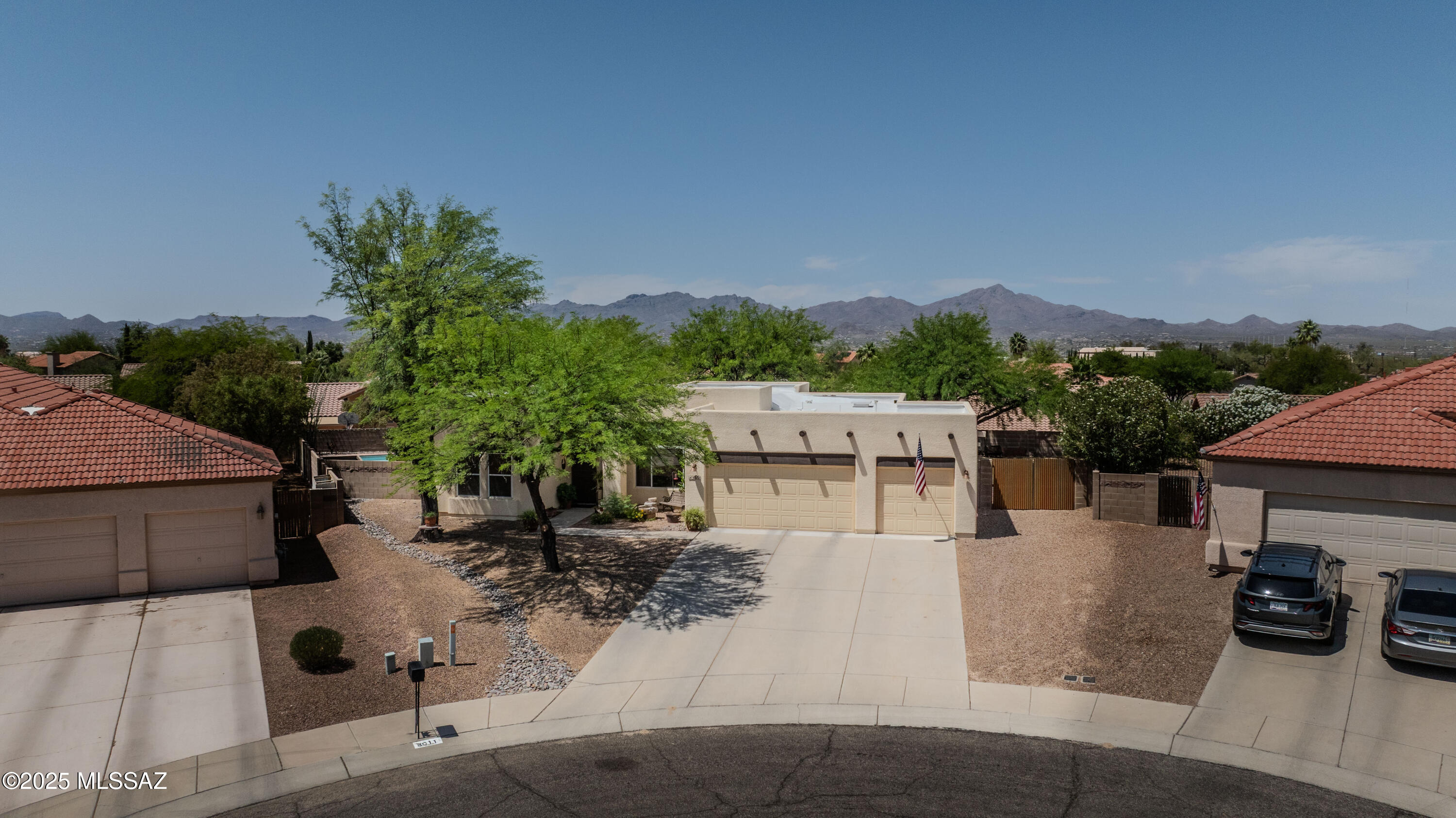 Elegant and FUN with a little bit of Yee-Haw. 3 bedroom 2 bath with new kitchen and bath cabinets. Granite Zoned and 10 foot ceiling
Don't miss the POOOOOL all on a quarter acre