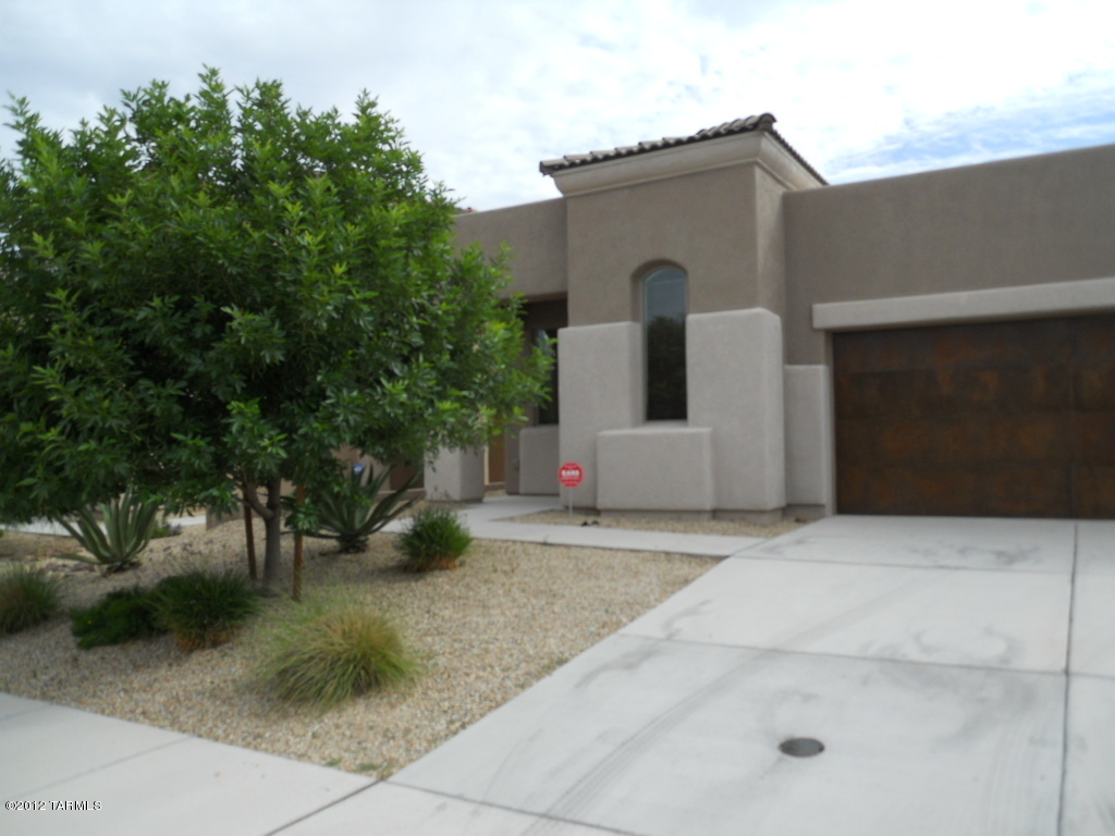 Rancho Del Lago/The Bluffs - 3 bedroom, 2 bath home with private and community pools. Home features Southwestern interior paint colors. Separate living/dining room with vaulted ceilings. Family room open to eat in kitchen. Kitchen features breakfast bar, all appliances (gas stove)with m/w and pantry. Living areas have ceramic tile flooring and carpeting in the bedrooms.  Master bathroom features double sinks, walk in shower,  garden tub and linen closet. Laundry room with w/d hook ups (gas or electric dryer). Small back yard with pool service provided for the private pool. Community pool, park, playground and basketball court near by. Alarm service is available.