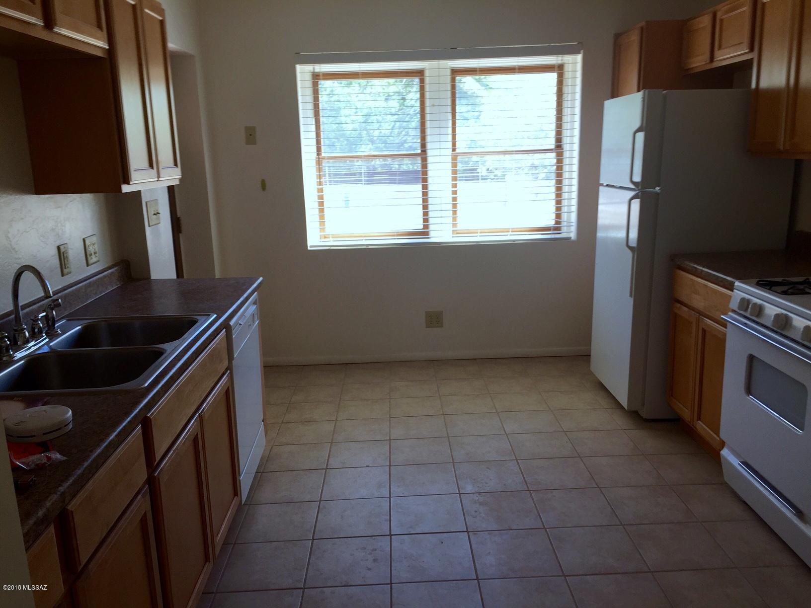 Great location close to U of A, downtown, I-10, Pima College, 4th Avenue, street car and bus line.
Very clean unit with tile throughout and small back yard. Air conditioned! This unit was renovated in 2008. Parking on site for 2 cars.