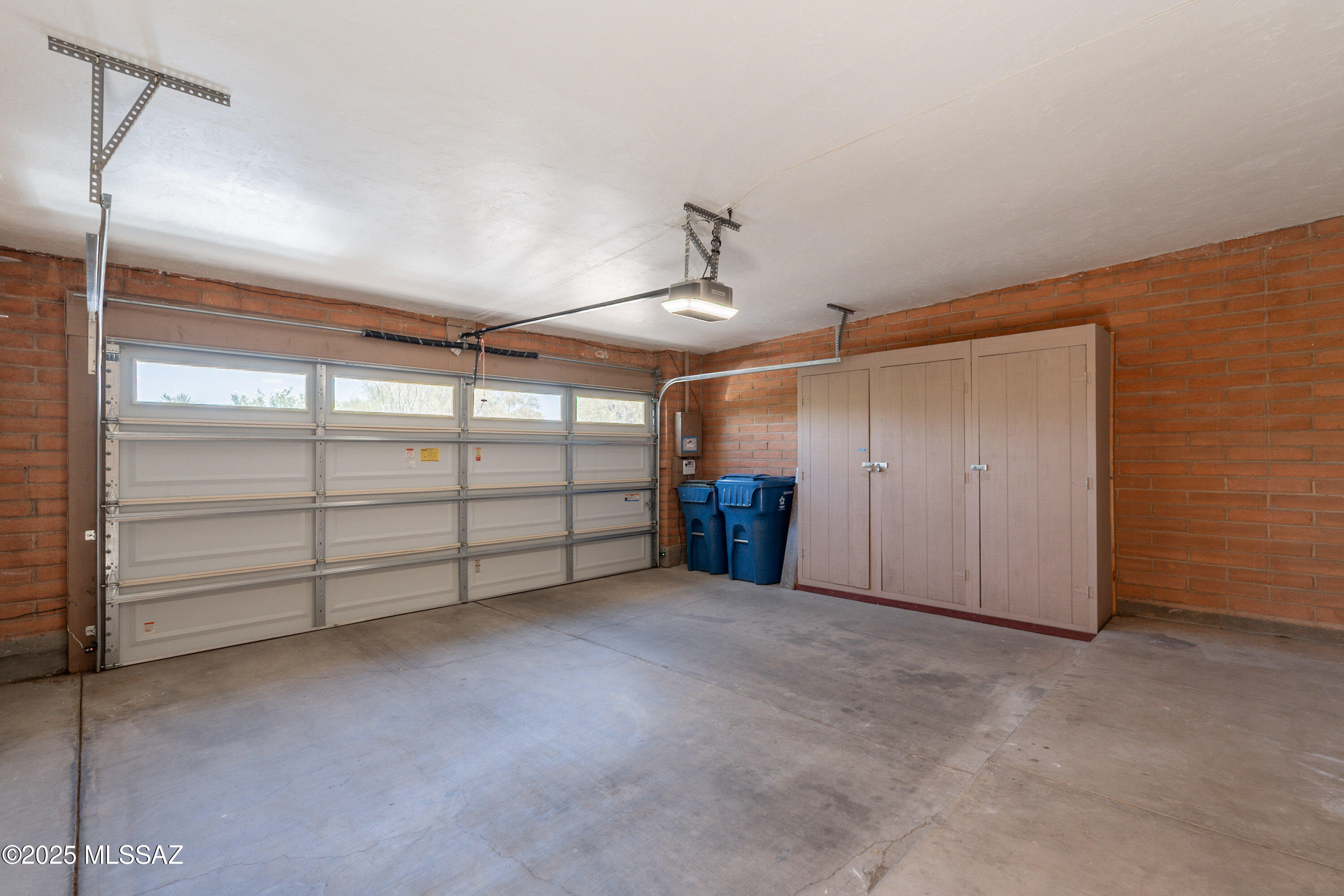 Executive Townhomes (1-16) - Residential