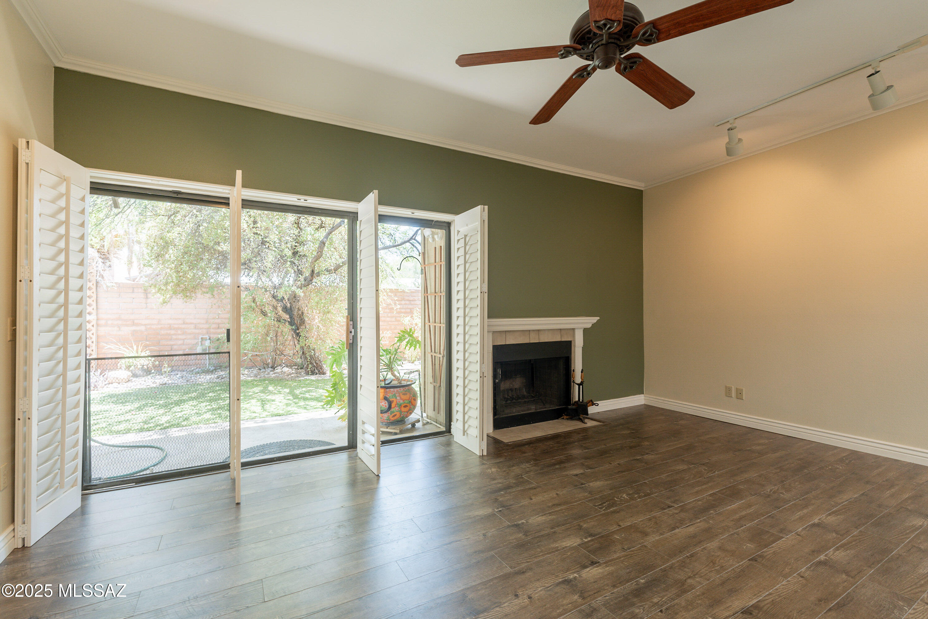 Executive Townhomes (1-16) - Residential