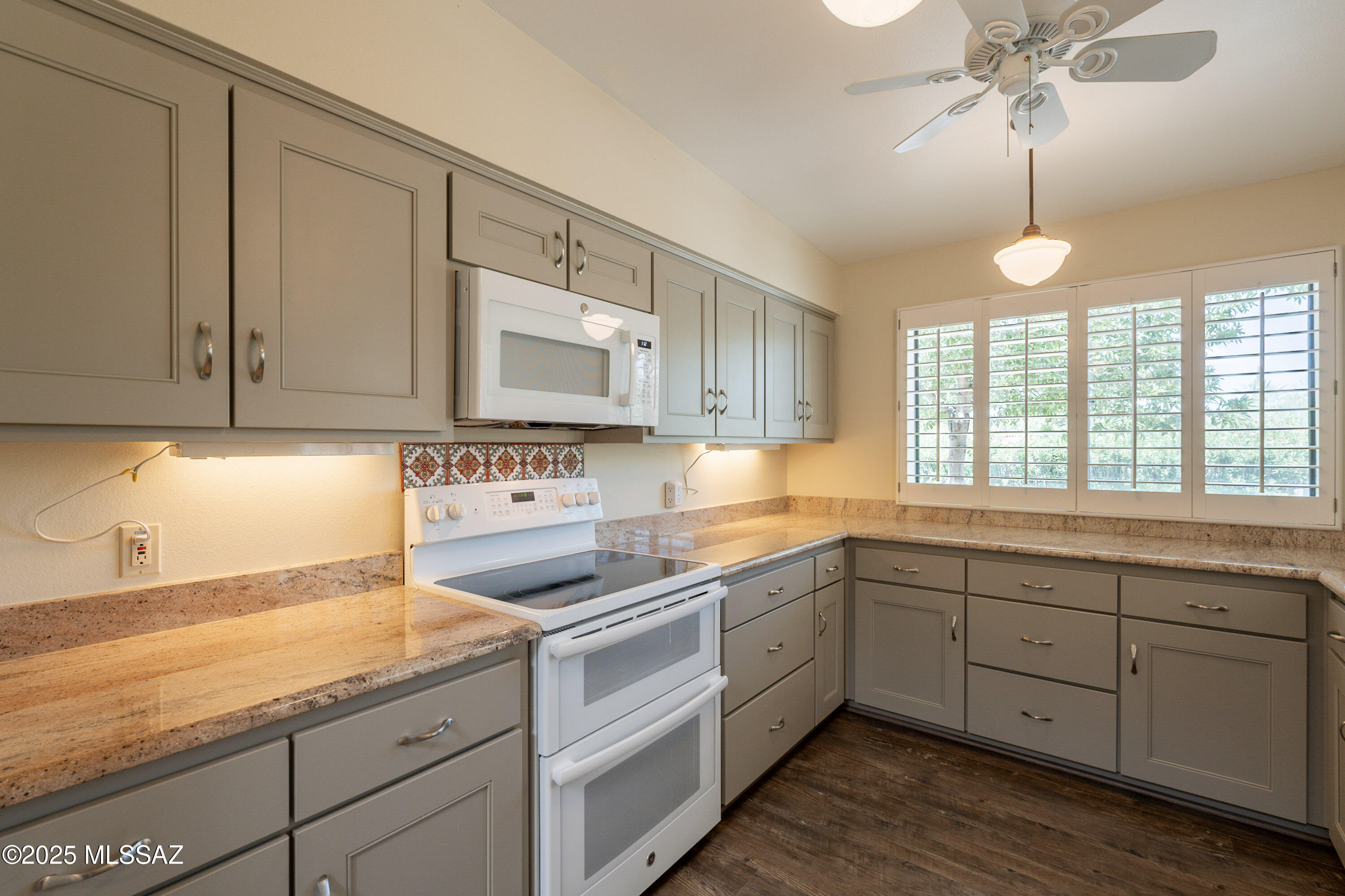 Executive Townhomes (1-16) - Residential