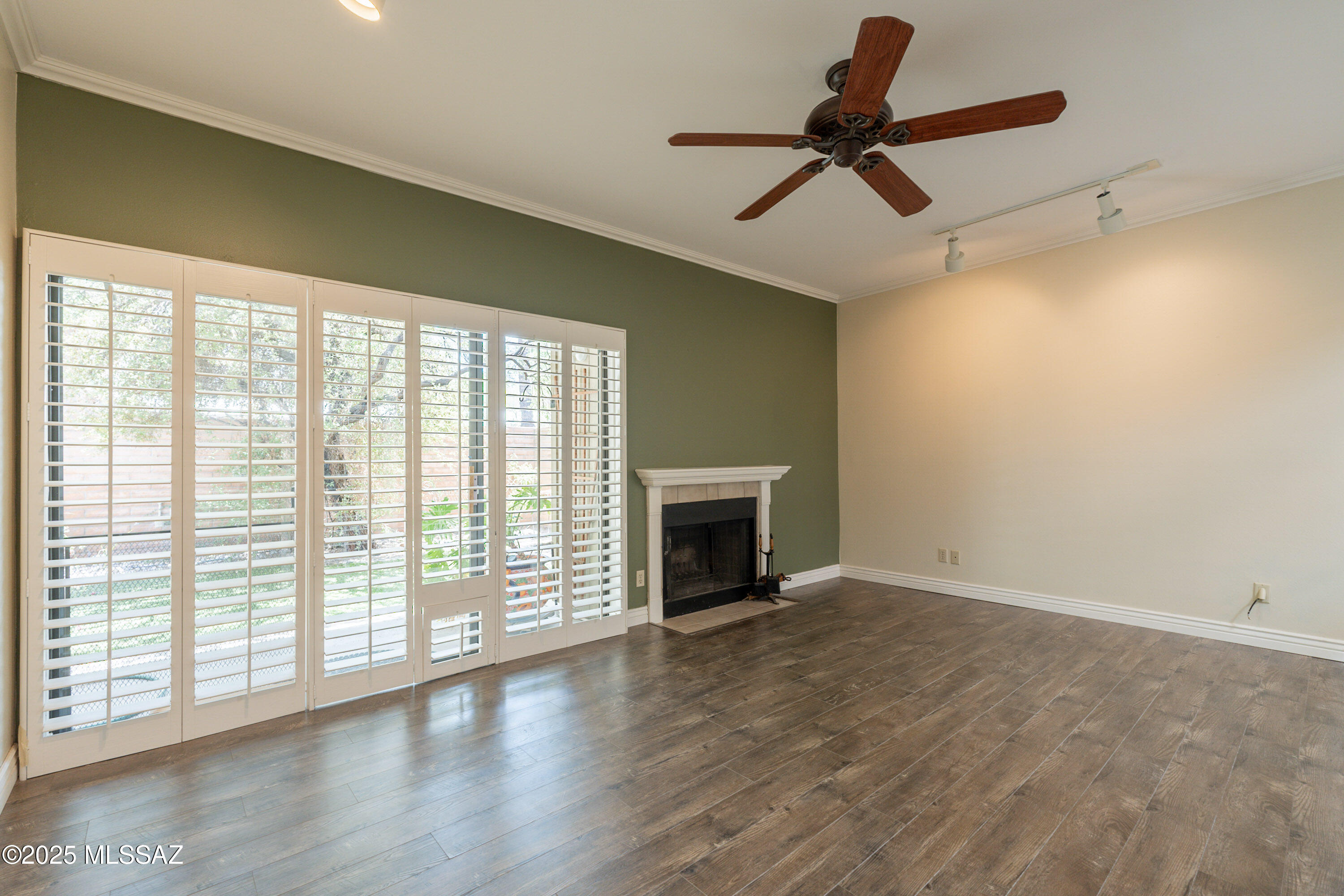 Executive Townhomes (1-16) - Residential