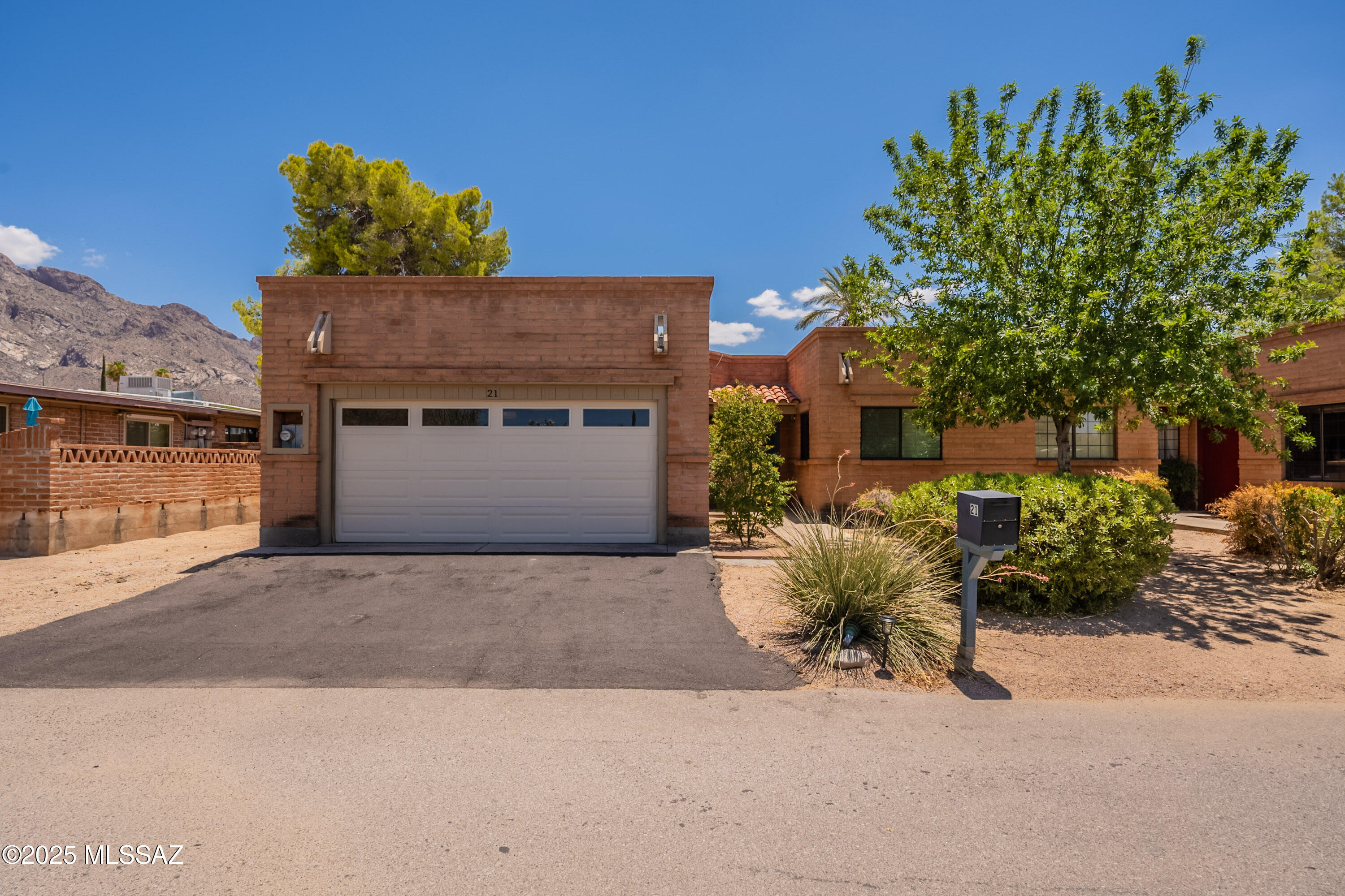 Executive Townhomes (1-16) - Residential