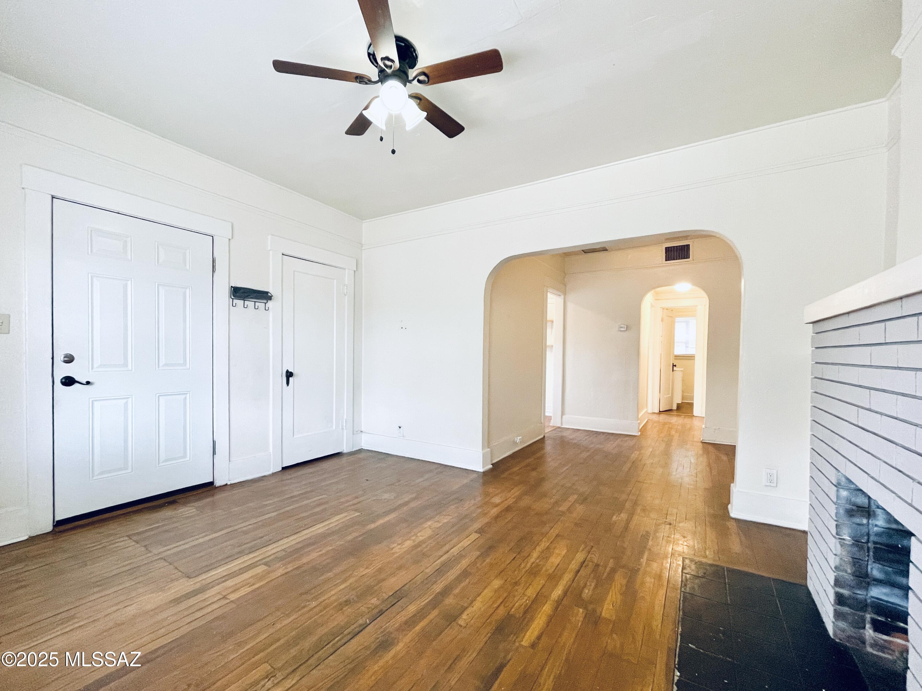 Charming 1 bed/1 bath duplex located in the heart of Central Tucson! This cozy home features beautiful hardwood floors, abundant natural light, and a mid-century kitchen. The hallway includes built-in storage for added convenience. Located just minutes from downtown, the University of Arizona, shopping, restaurants, and easy access to the I-10 freeway.
Please note: No off-street parking available. A Tucson residential parking permit is required.