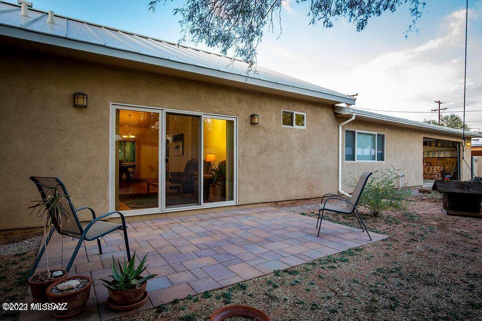 Spacious, high-ceiling open concept 3 bedroom / 2 bath with a large bonus room great for a home gym, office, or even an extra bedroom. Built in 2003 with sustainability in mind (solar water heater will reduce your gas bill!). 2 car garage with plenty of extra storage room. Located in the historic Blenman Elm district close to restaurants and U of A. The home offers privacy and is secluded in a fully fenced yard with local vegetation.