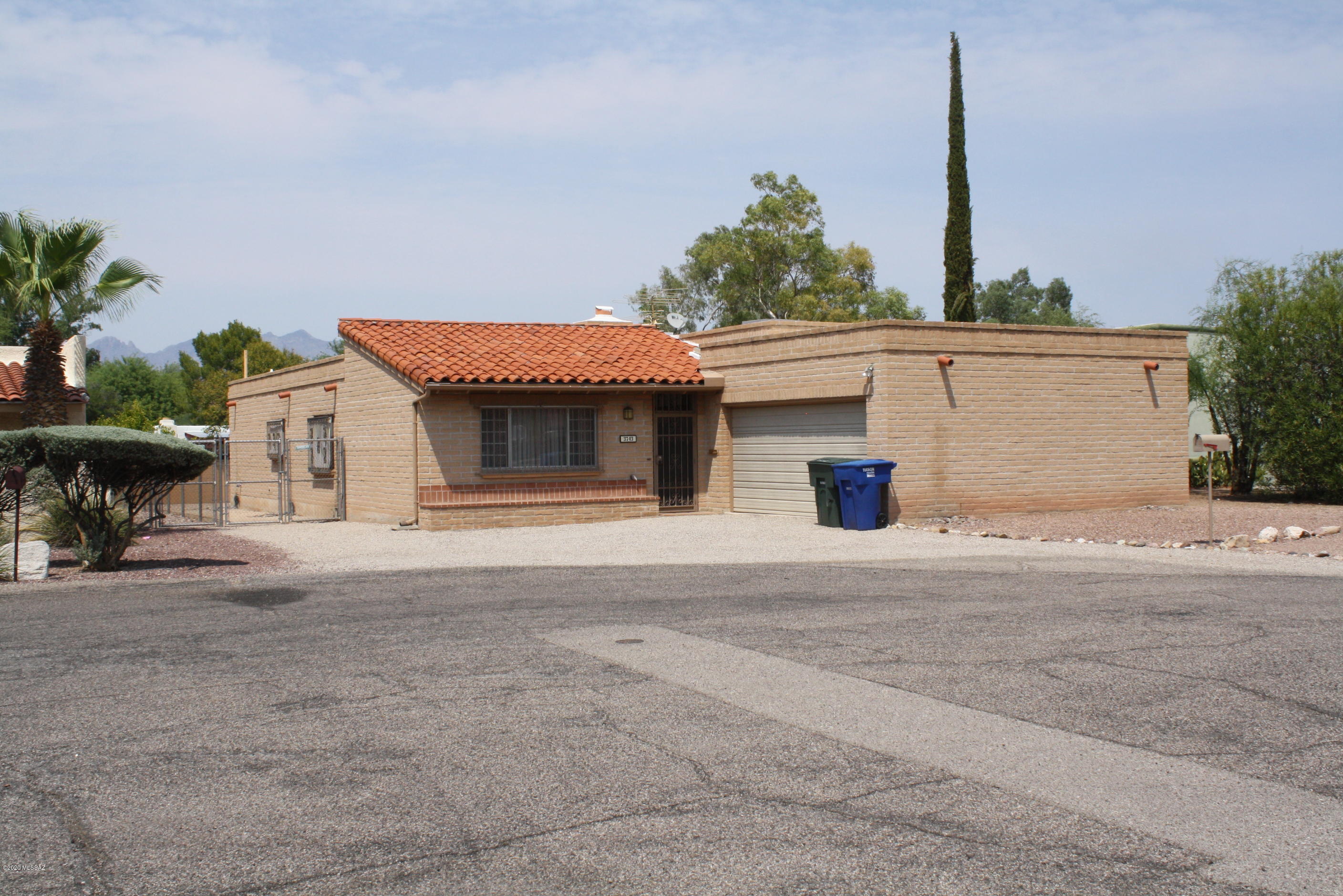 Beautiful little subdivision of 8 homes within the Historic El Montrvideo subdivison.
Viner-Ash Place subdivision, 3rd Bedroom turned into an office, great area at Broadway and Alvernon. Large Arizona Room, Family room with fire place, window security bars, 2 full baths, Dual Cooling, Tile floors, separate dining room, 2 car garage, front door foyer area, skylights, Fenced Yard.