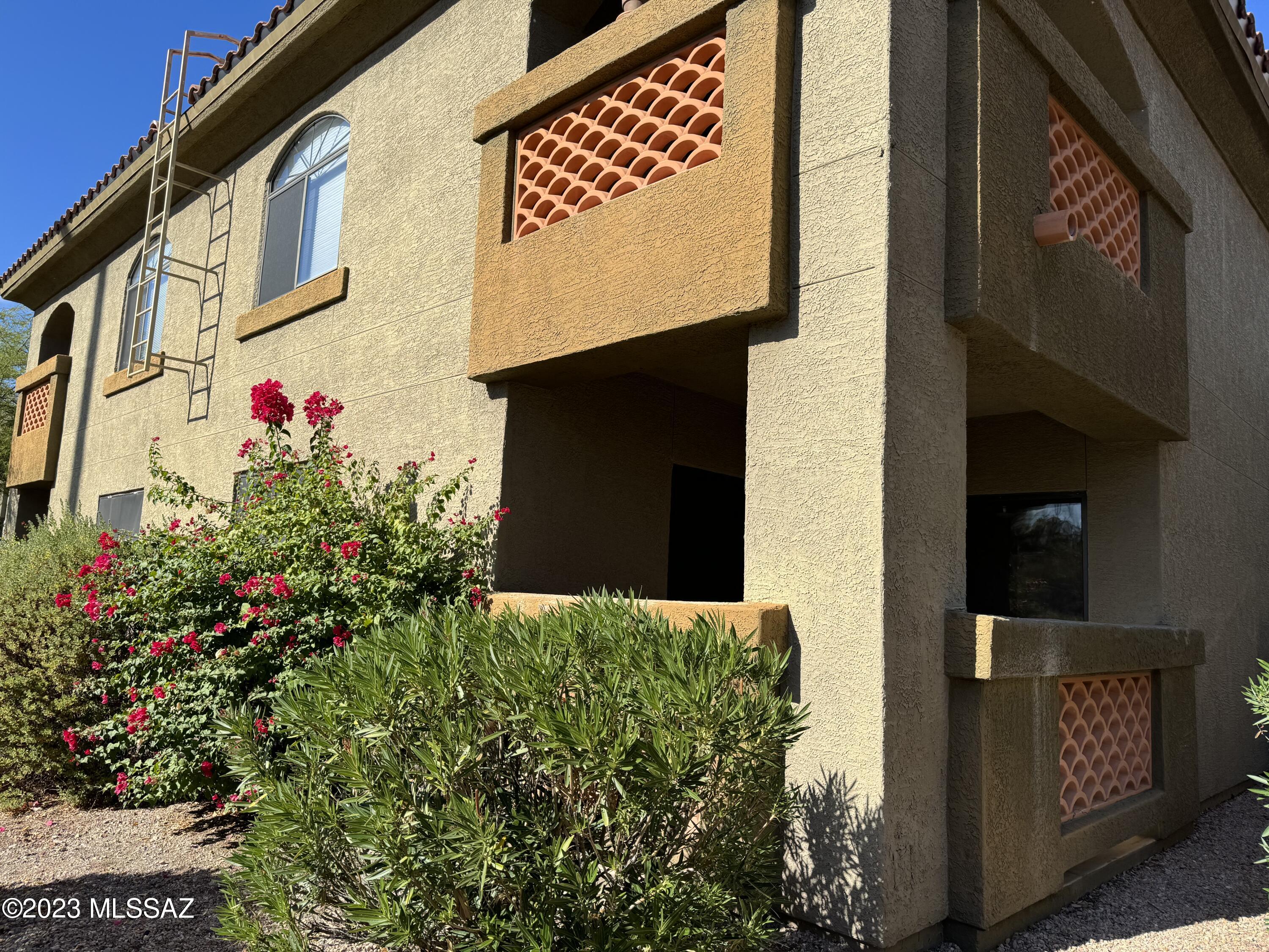 Spacious one-bedroom condo with a private patio and storage. Washer and Dryer. Closet space includes a linen closet, walk-in closet in the bedroom and a walk-in pantry. The community is a 24-hour gated community and features two resort style pools, a fitness center, and a volleyball area. Your new home is close to shopping, dining, hiking and golf. Make an appointment now to view this condominium.