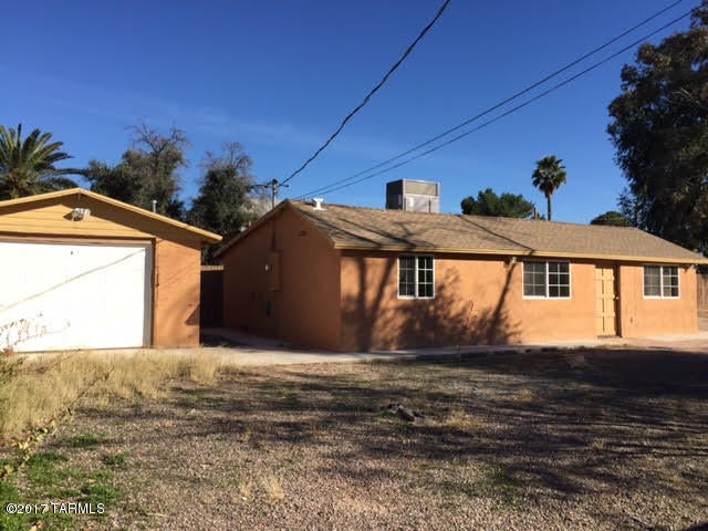 Lovely little good size  bedroom home on a large lot. Gated, laminate wood flooring, modern kitchen and bathroom. One car garage. So close to the University of Arizona, Banner hospital, shopping and restaurants.