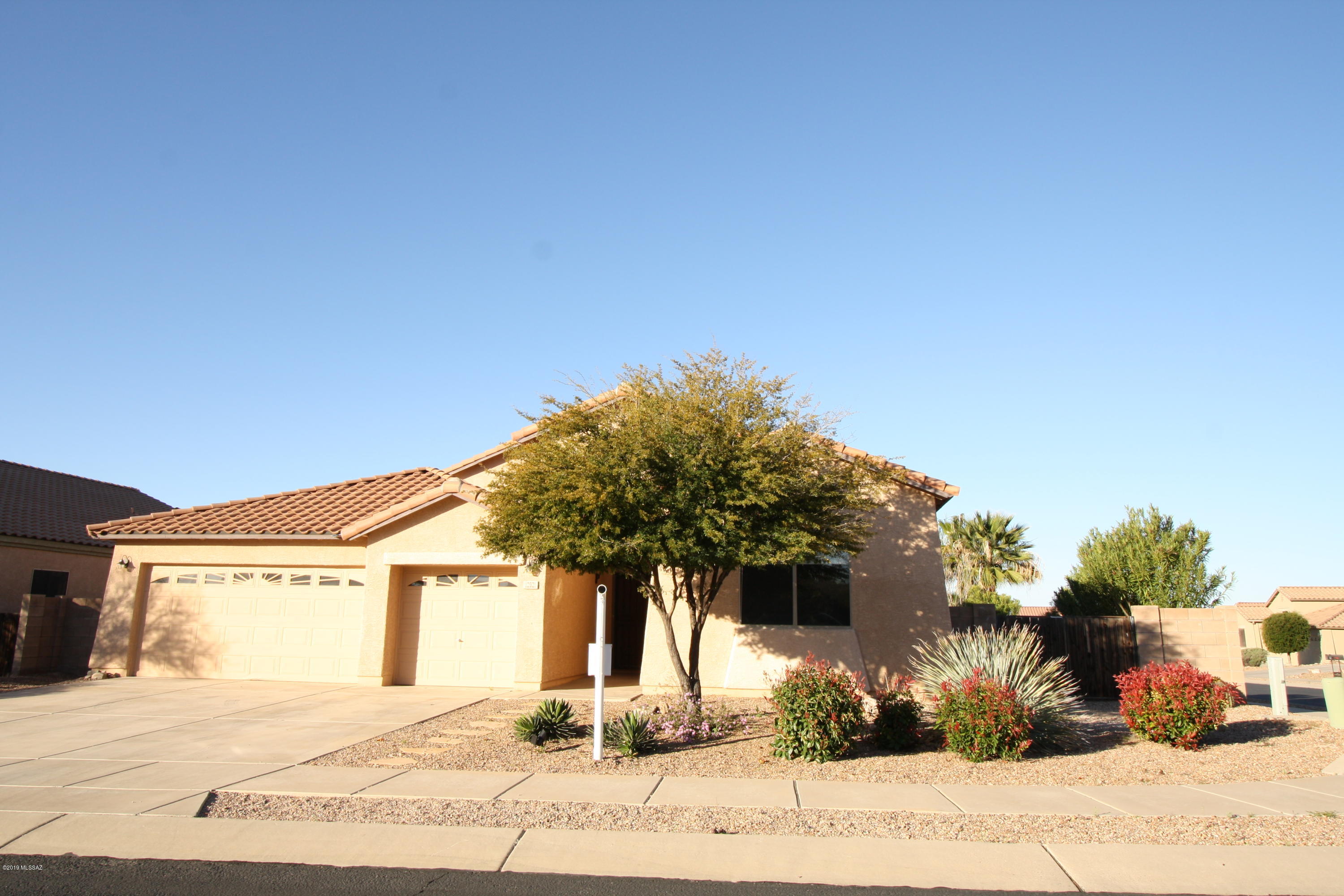 Stunning 4bdr/2ba home in Dove Mountain!
Spacious Foyer w/coat closet, Greatroom, Split bedroom floorplan, brand new carpet,
Open/Bright Kitchen w/Counter seating, kitchen nook, granite counters , dual sink and gas stove!
Bonus room off kitchen is great for den/office, exercise room or something else.
Spacious Master bedroom w/patio access, master bath offers dual vanities, garden tub, separate shower and large walk-in closet.
Fabulous backyard w/Pebble Tec Pool, covered patio and mountain views!
Three car garage and spacious corner lot!
NO PETS ALLOWED.