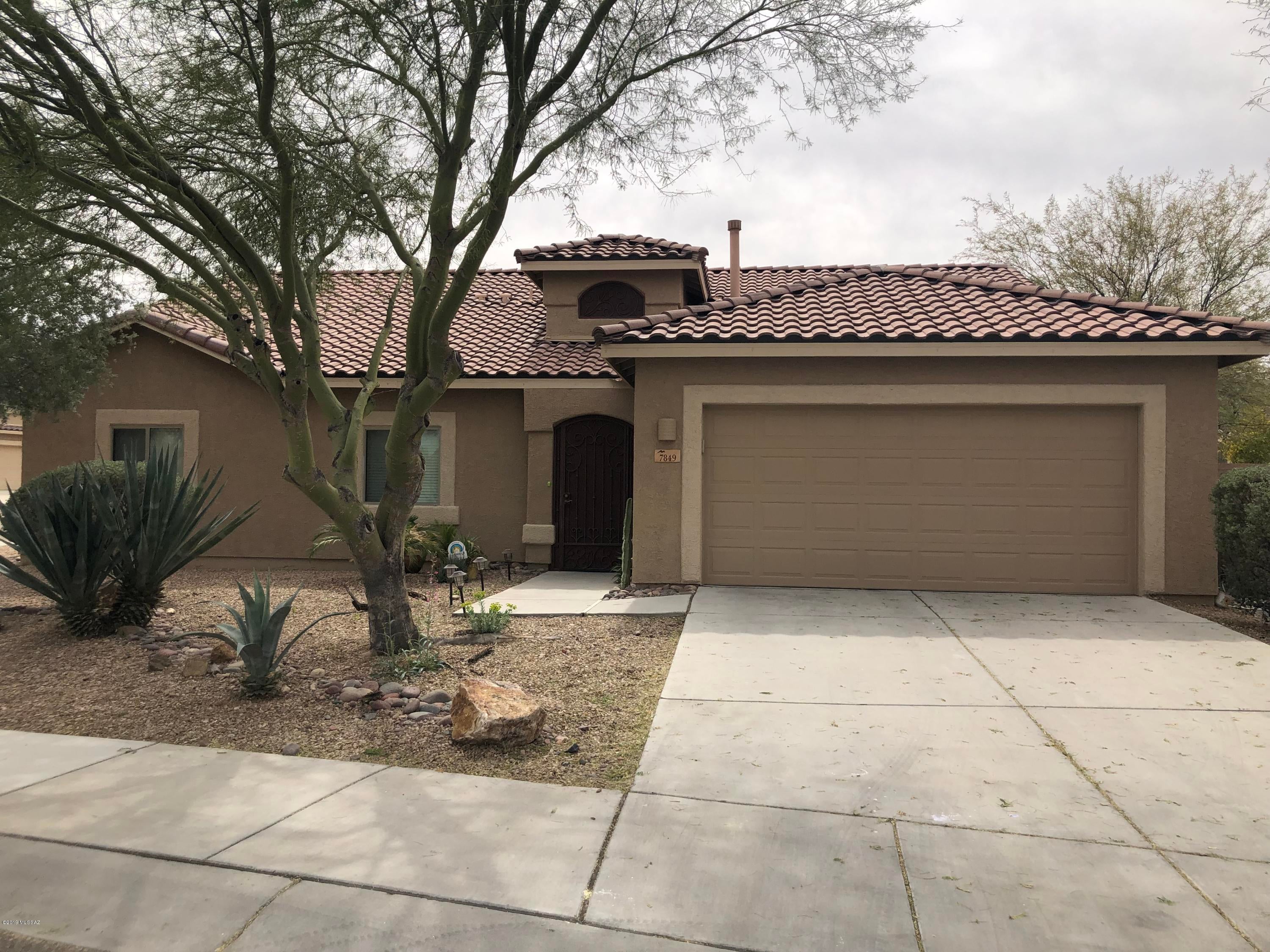 Beautiful 4bd/2bth plus den rental on large corner lot.  Stunning oasis backyard with built in grill and spa. Open concept kitchen with stainless steel appliances and granite counter tops.  NO CARPET! Tavertine tile throughout. Near parks, schools, shopping, restaurants, river walk, bike lanes, tennis courts, premium outlet mall and near I-10.